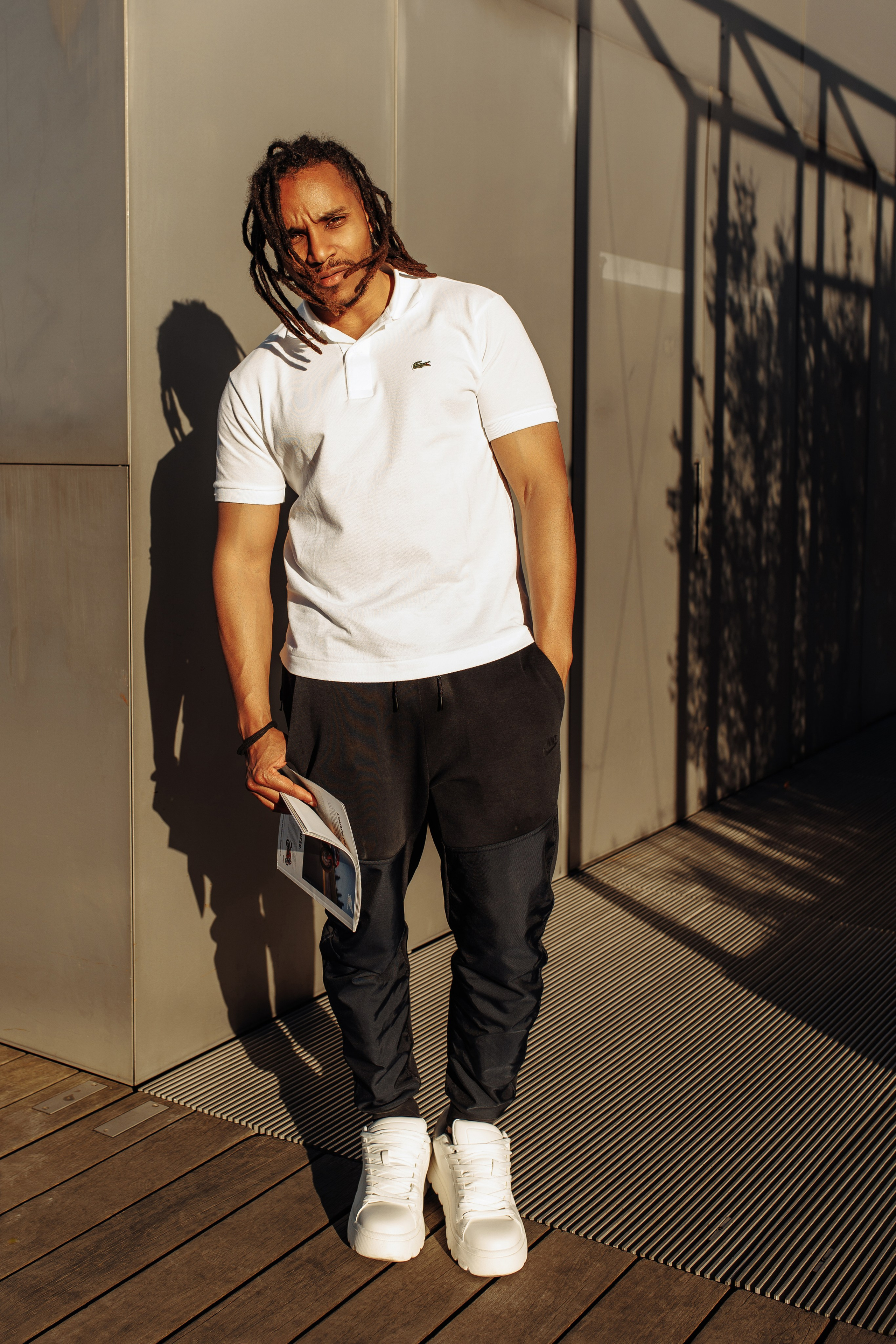 Парень в белой футболке