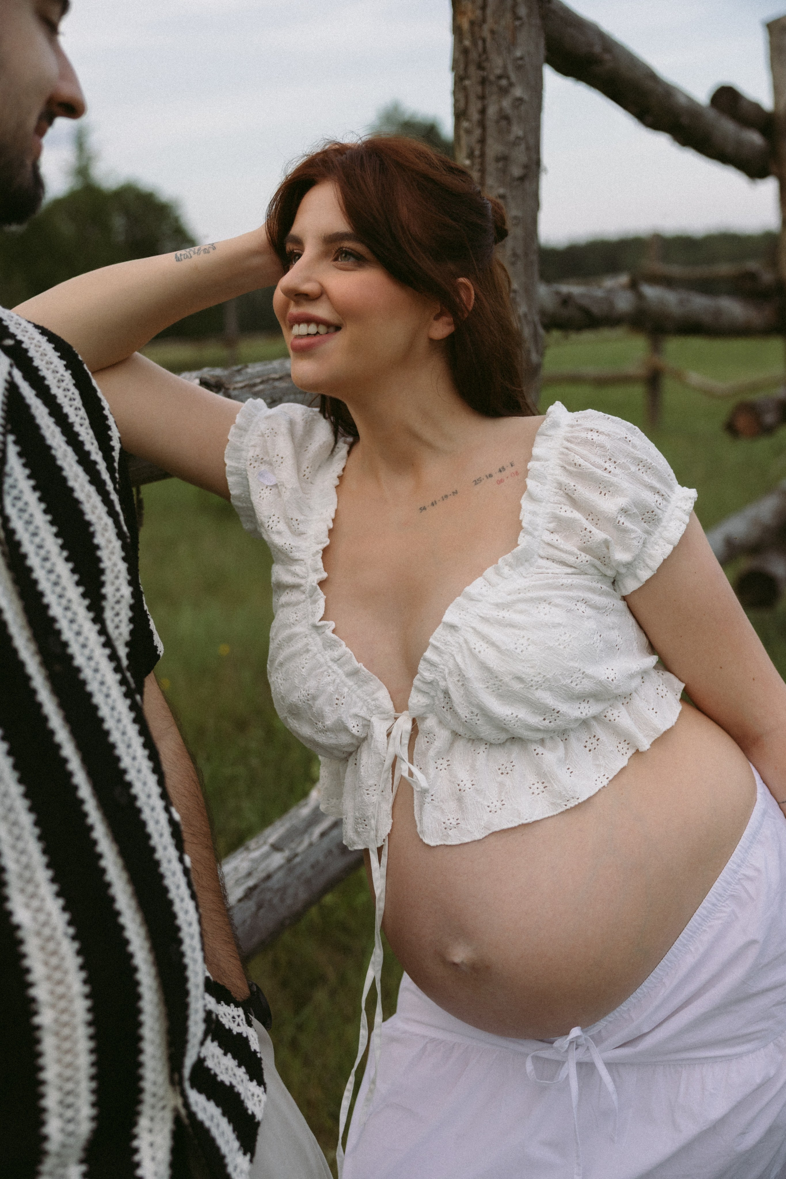 Lera & Maksim | laukimo fotosesija pievoje saulei besileidžiant. Vestuvių ir šeimų fotografė Lena Bondarenko / belove photo