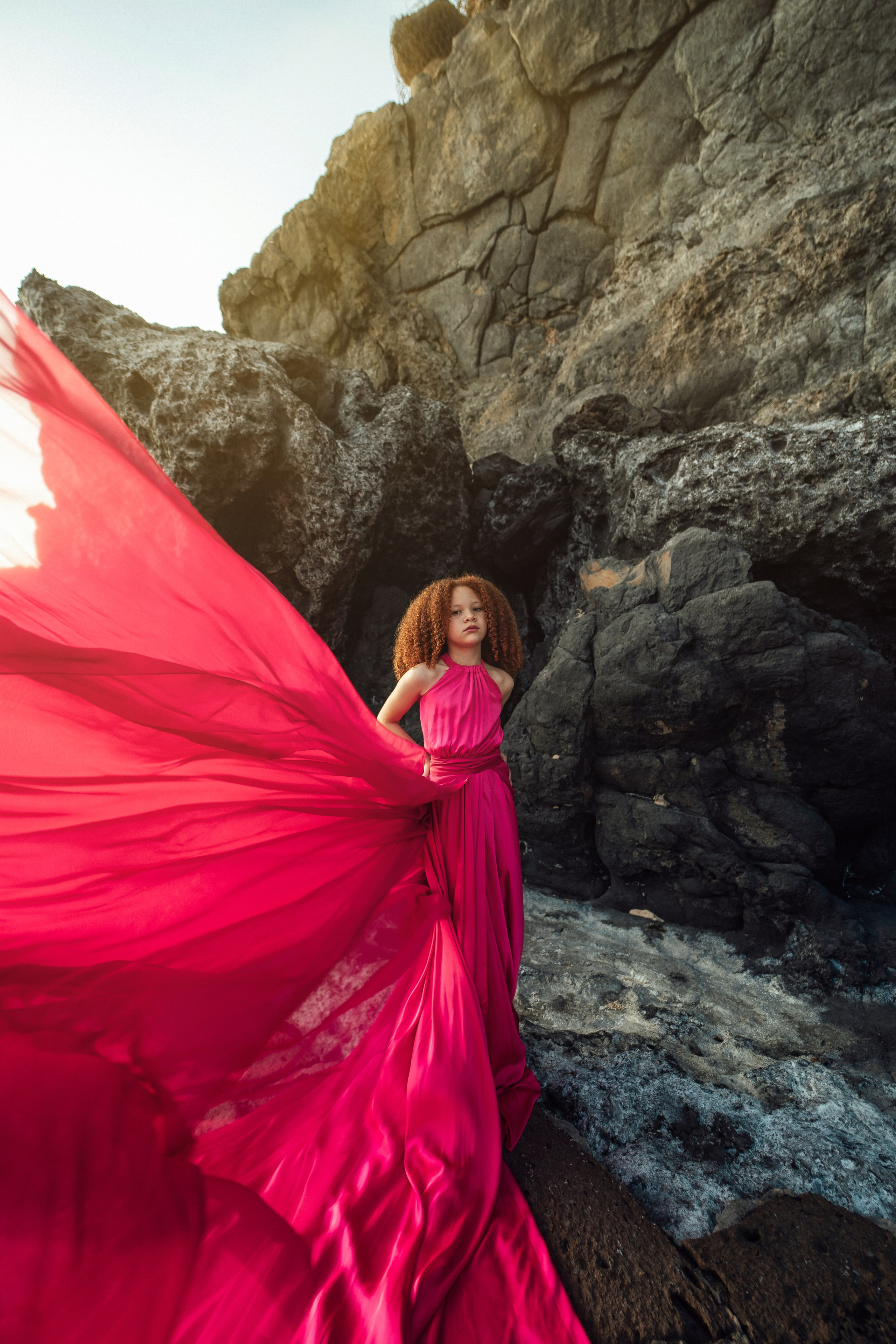 Sesión de mamá e hija en fucsia: ejemplos con vestidos de cola. Tania Bonnet | Fotógrafa profesional en Tenerife – Sesiones con vestidos voladores