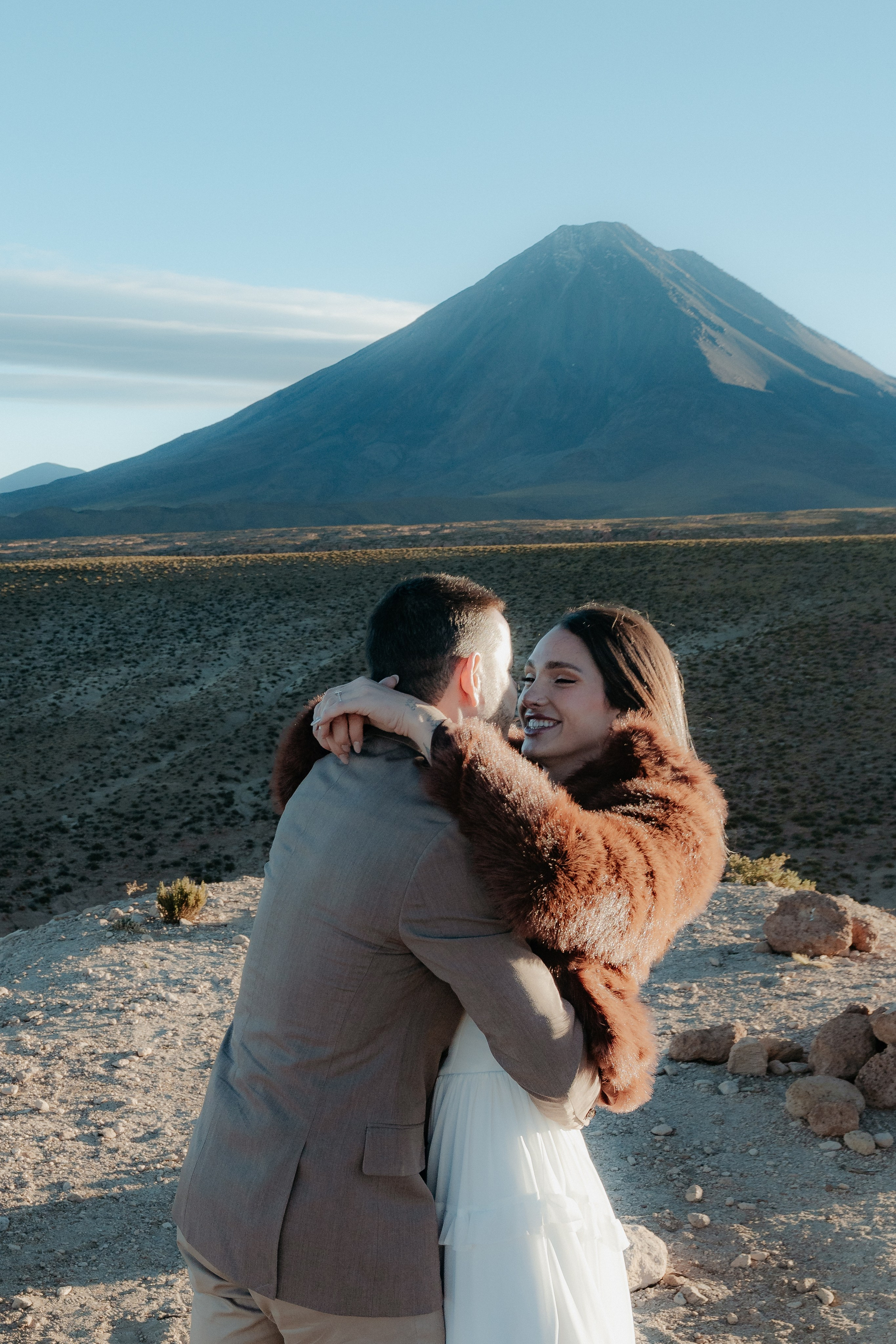 Pre-wedding no mirante do vulcão Licancabur. Photographer in San Pedro de Atacama