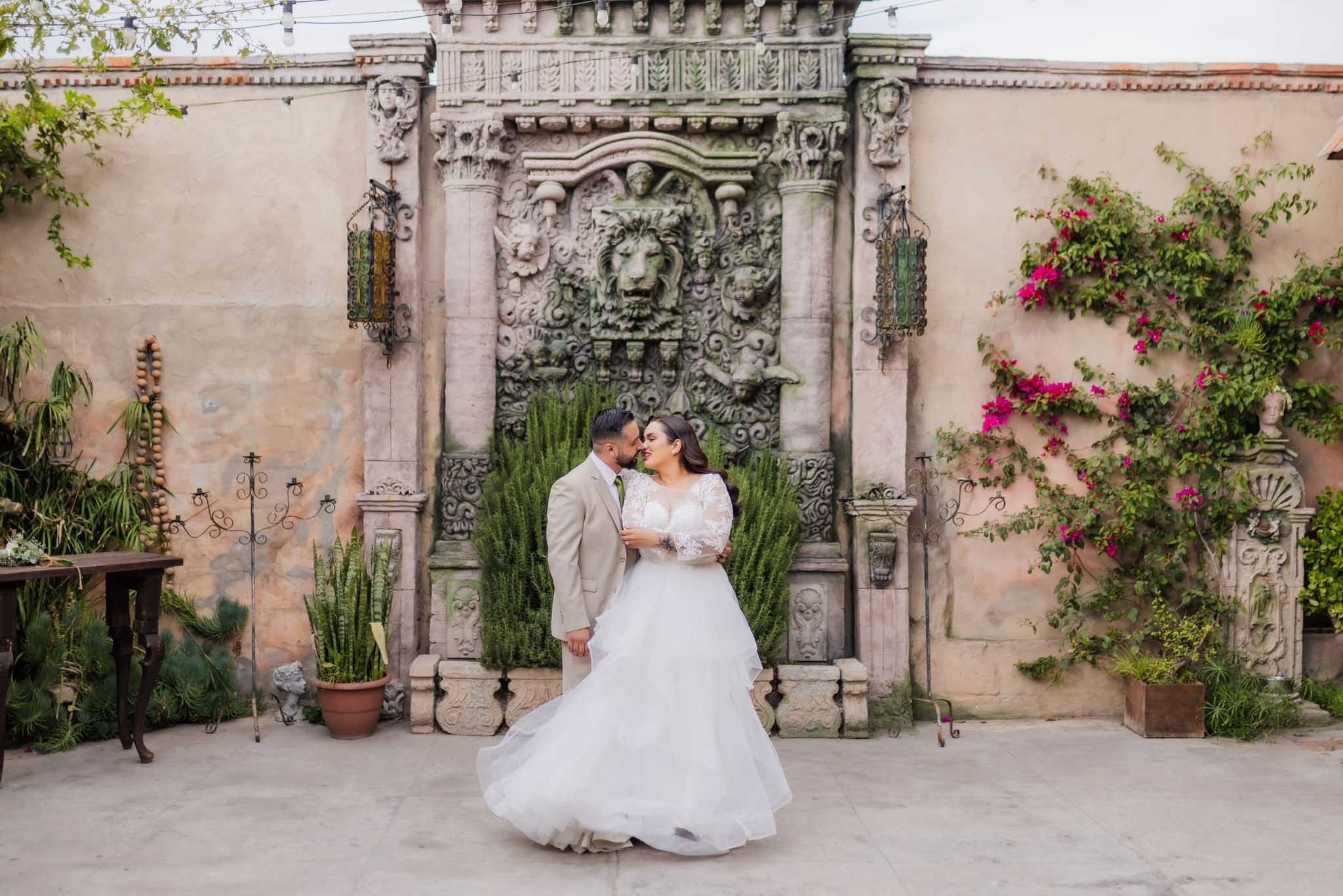 Fotógrafo de bodas en Tijuana Baja California, sesión de novios en Jardín Casa Baga Rosarito con fuente artística, fotos profesionales de boda en locación elegante, paquetes de fotografía de bodas México
