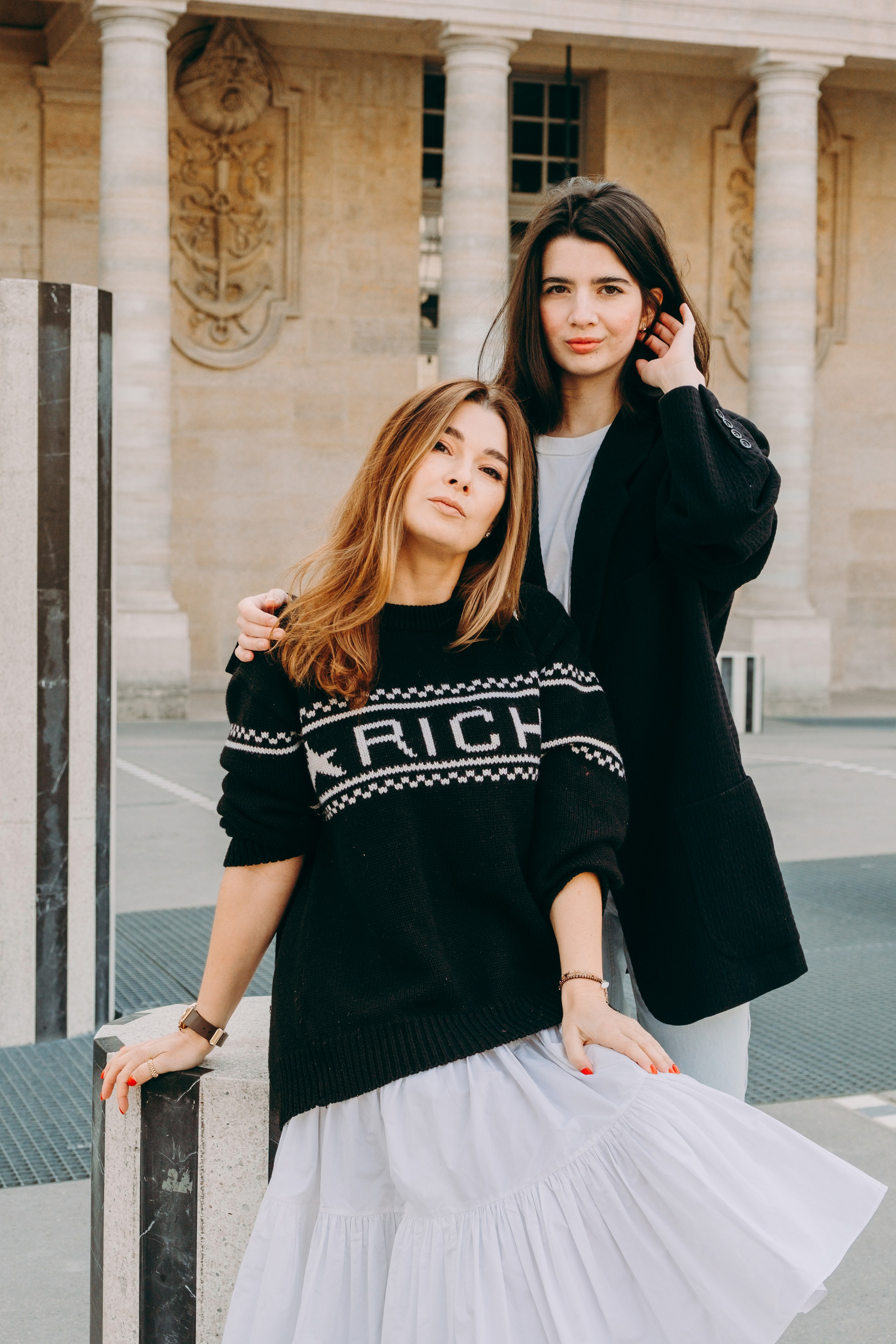 Julia with her adult daughter. Photographer in Paris Marina Chaput
