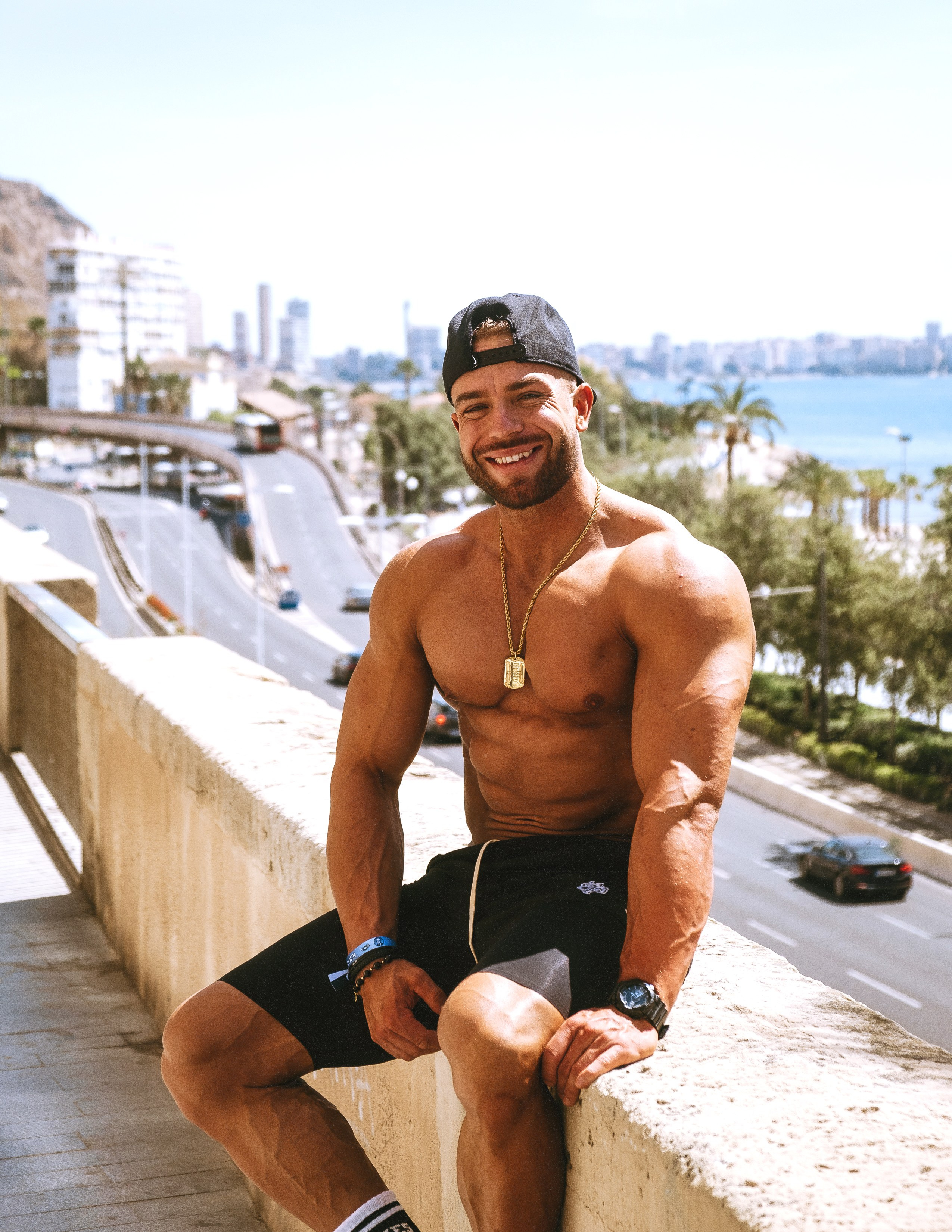 Фотосессия бодибилдера Kacper Bąkiewicz в старом городе Аликанте — Портретный фотограф в Испании