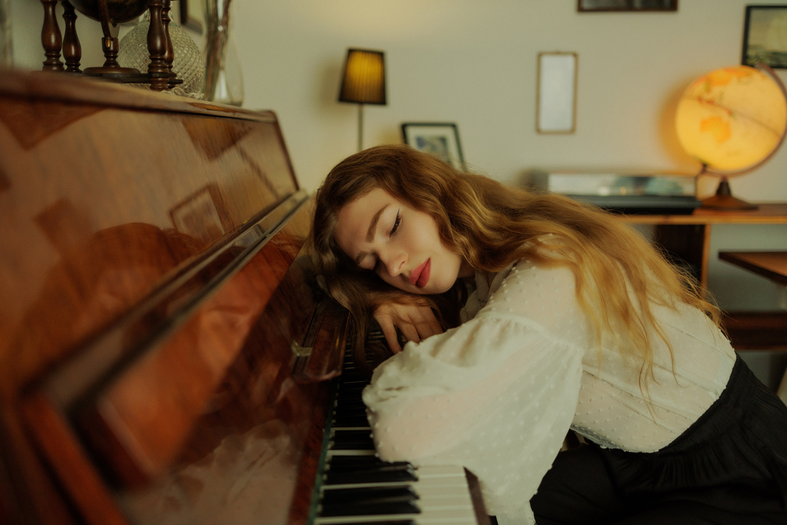 Soft Light — Intimate Lifestyle Portraits by the Window | Natural & Soulful Photography. Kristina Kozheltsova- Soulful Portrait&Lifestyle&Love Story Photographer in Leipzig, Germany