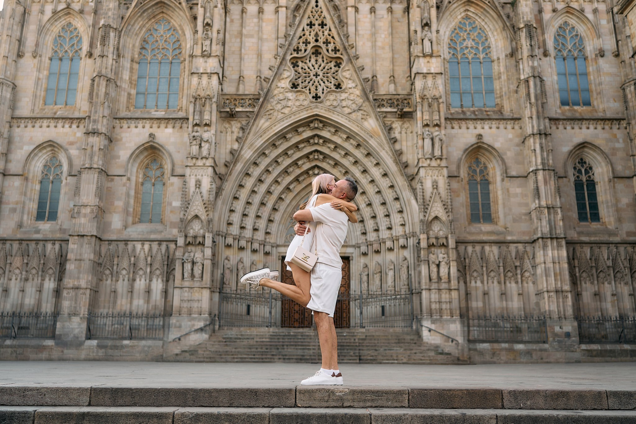 Description of the Old City location for a  love-story or individual photo shoot in Barcelona, examples of photos taken at this photo spot. POSTCARD.BCN Photographer Kate in Barcelona. Love-story, family or individual photo shoots