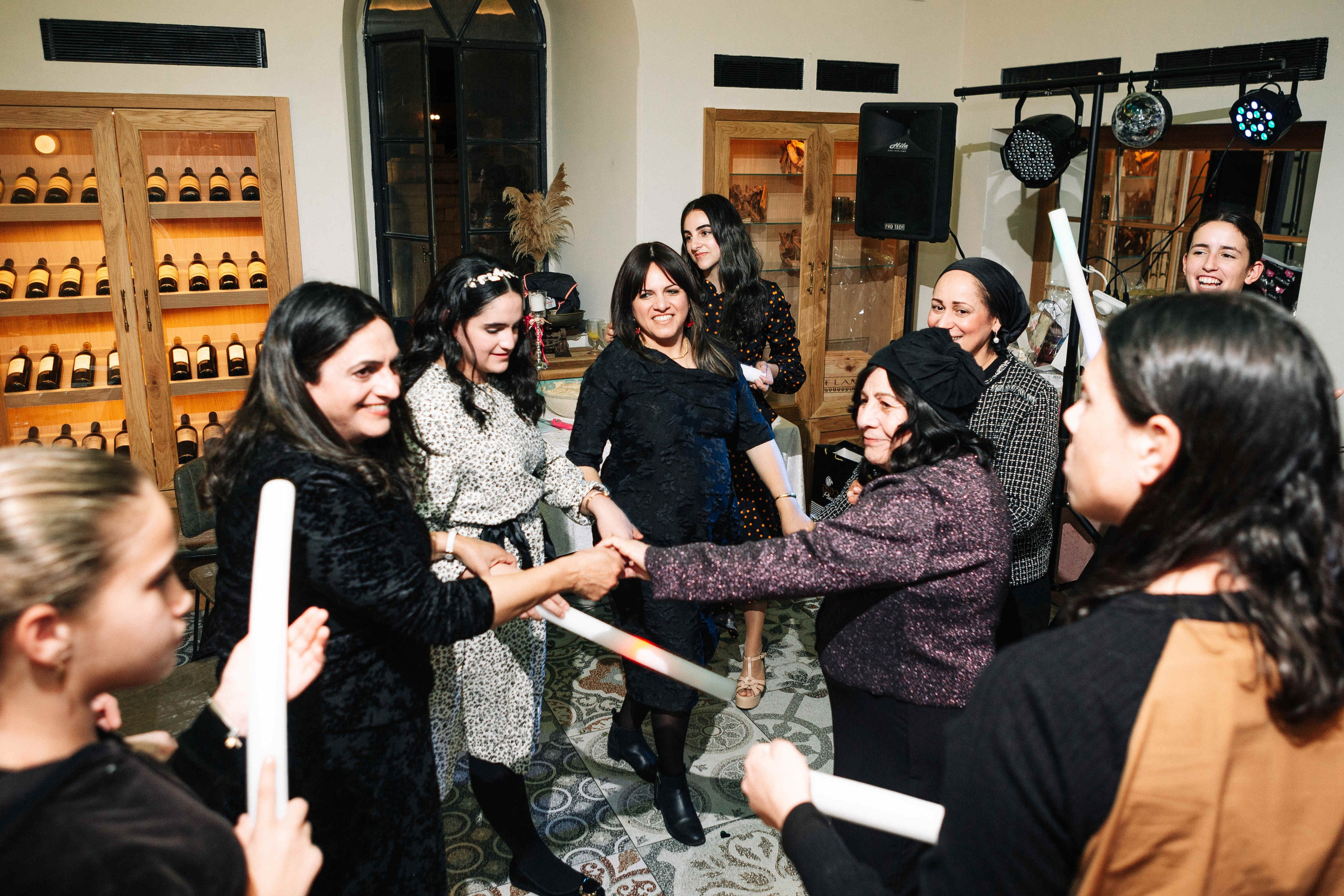 PARTY IN A RESTAURANT WITH THE WHOLE FAMILY. Https://shi-photo.com/