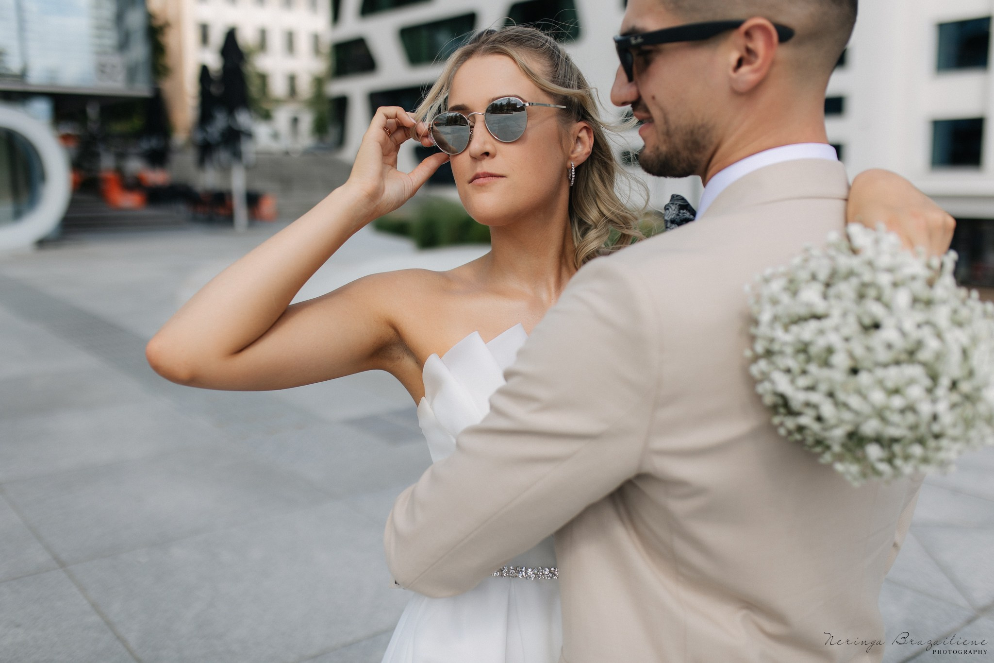 Vestuvinė fotosesija Kaune, Vienybės aikštėje, prie Lietuvos banko