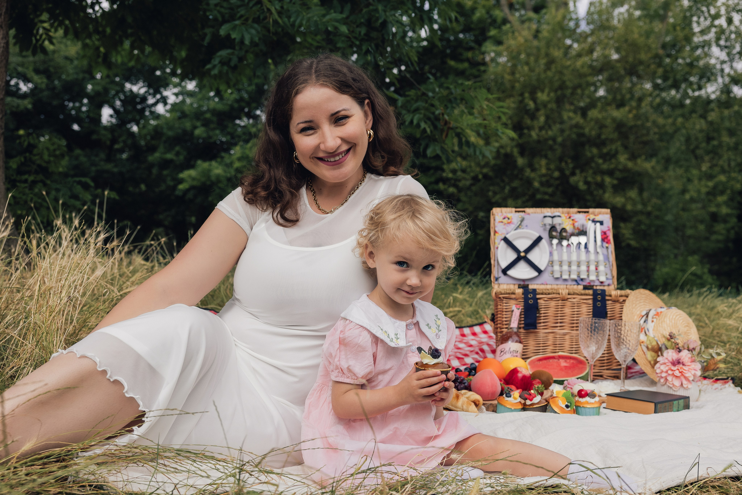 Summer Picnics. PHOTOGRAPHER IN LONDON