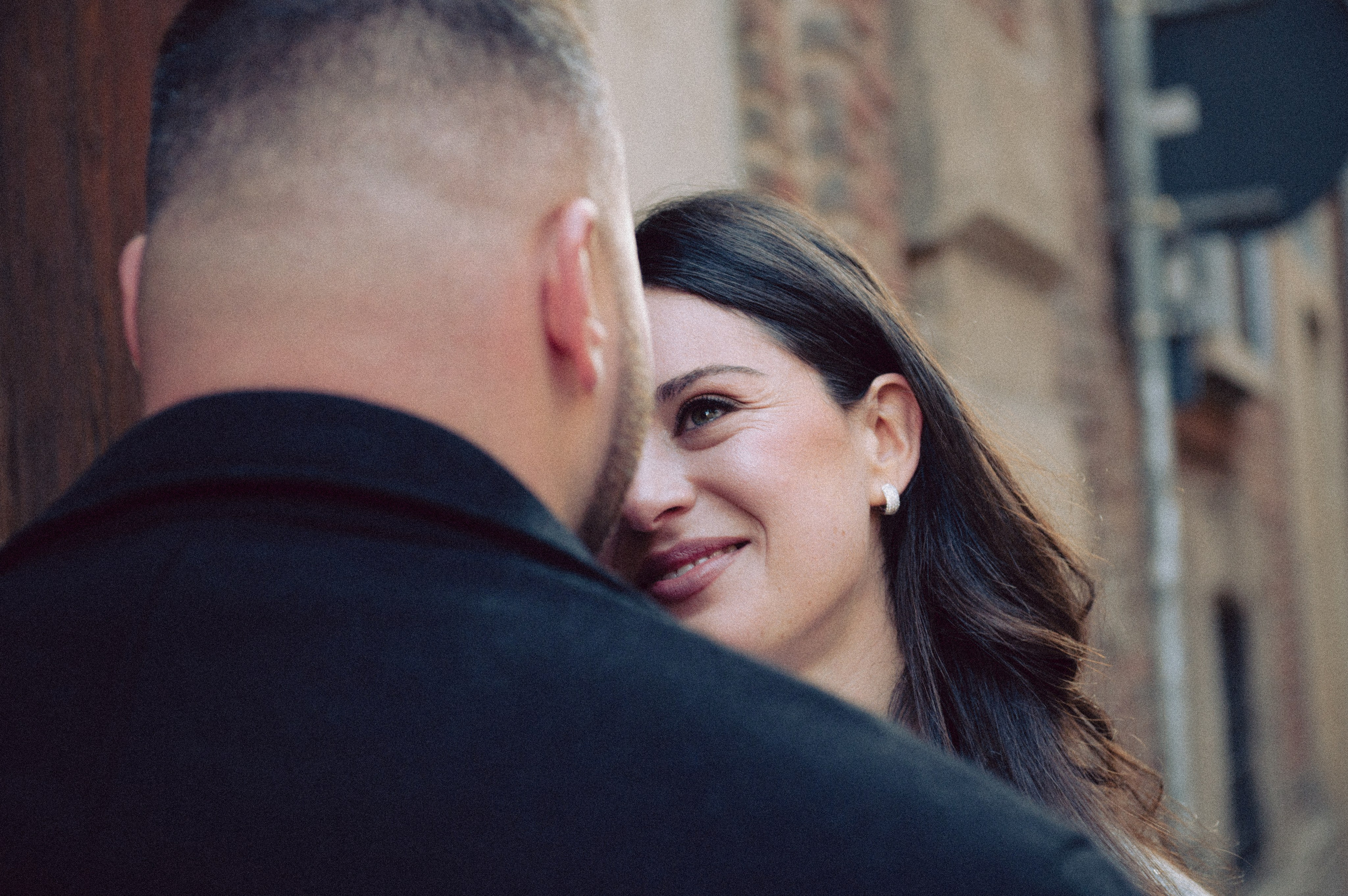 servizio fotografico coppia Milano, coppia innamorata Italia, fotografia naturale di coppia, coppia in movimento Milano, servizio fotografico spontaneo Milano, amore e viaggio Italia, servizio fotografico di coppia Milano, fotografia love story Milano, coppia romantica Italia, ritratto di coppia Milano, primo piano coppia innamorata, fotografia emozionale Milano,