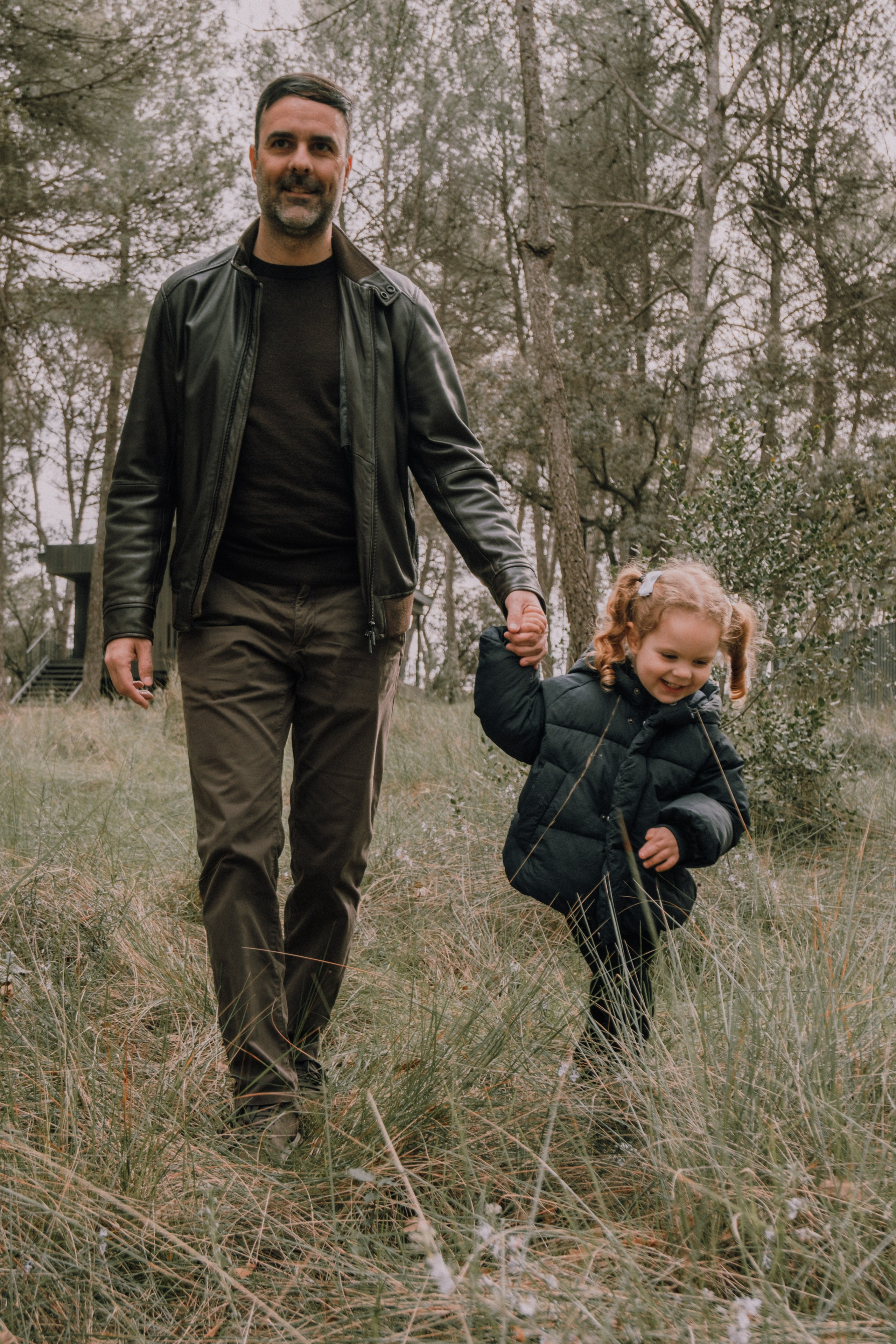 Sesión familiar en el bosque. Fotografía profesional en Calafell - Elena Medvedeva