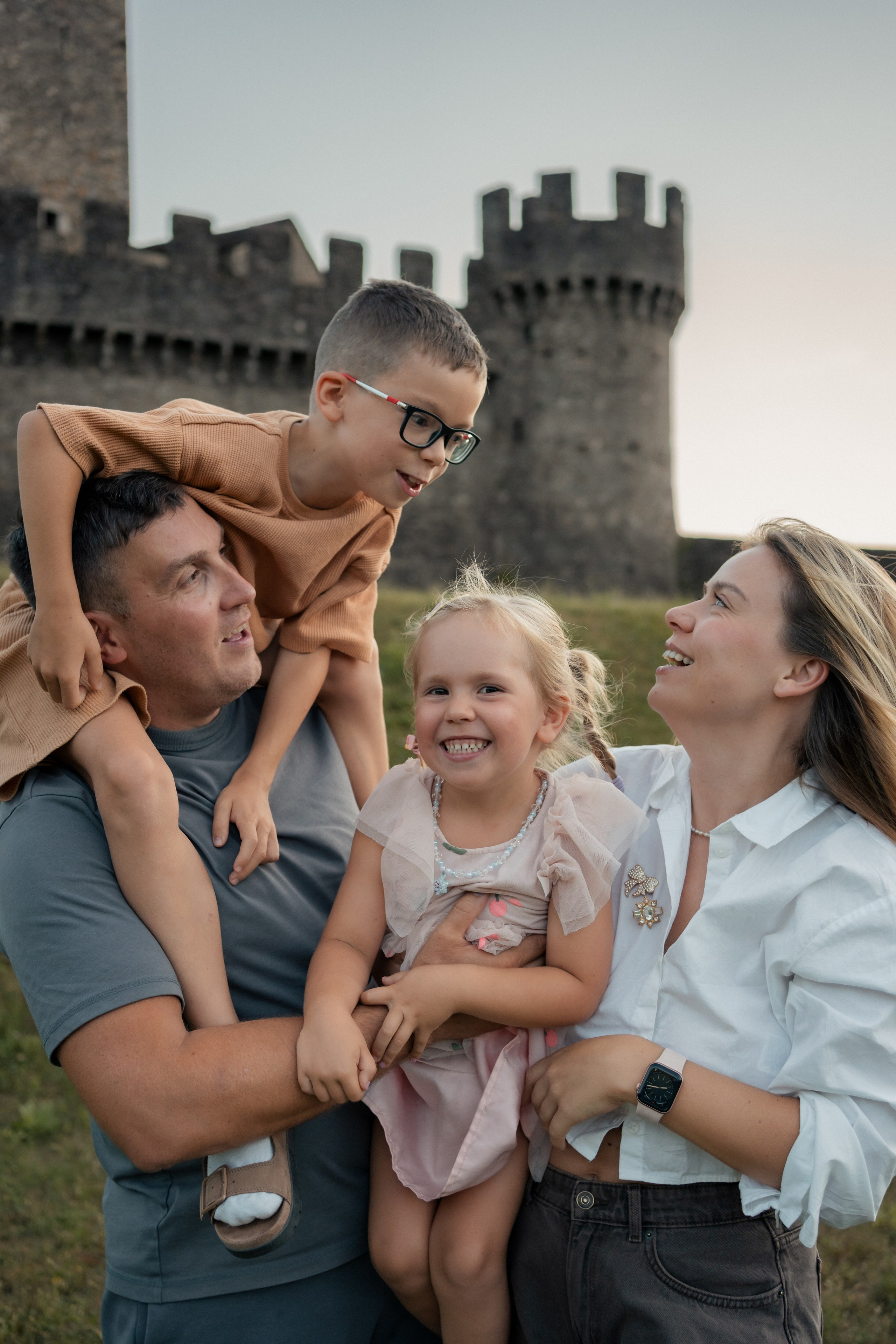 Sesión familiar con vistas a Bellinzona. Fotografía profesional en Calafell - Elena Medvedeva