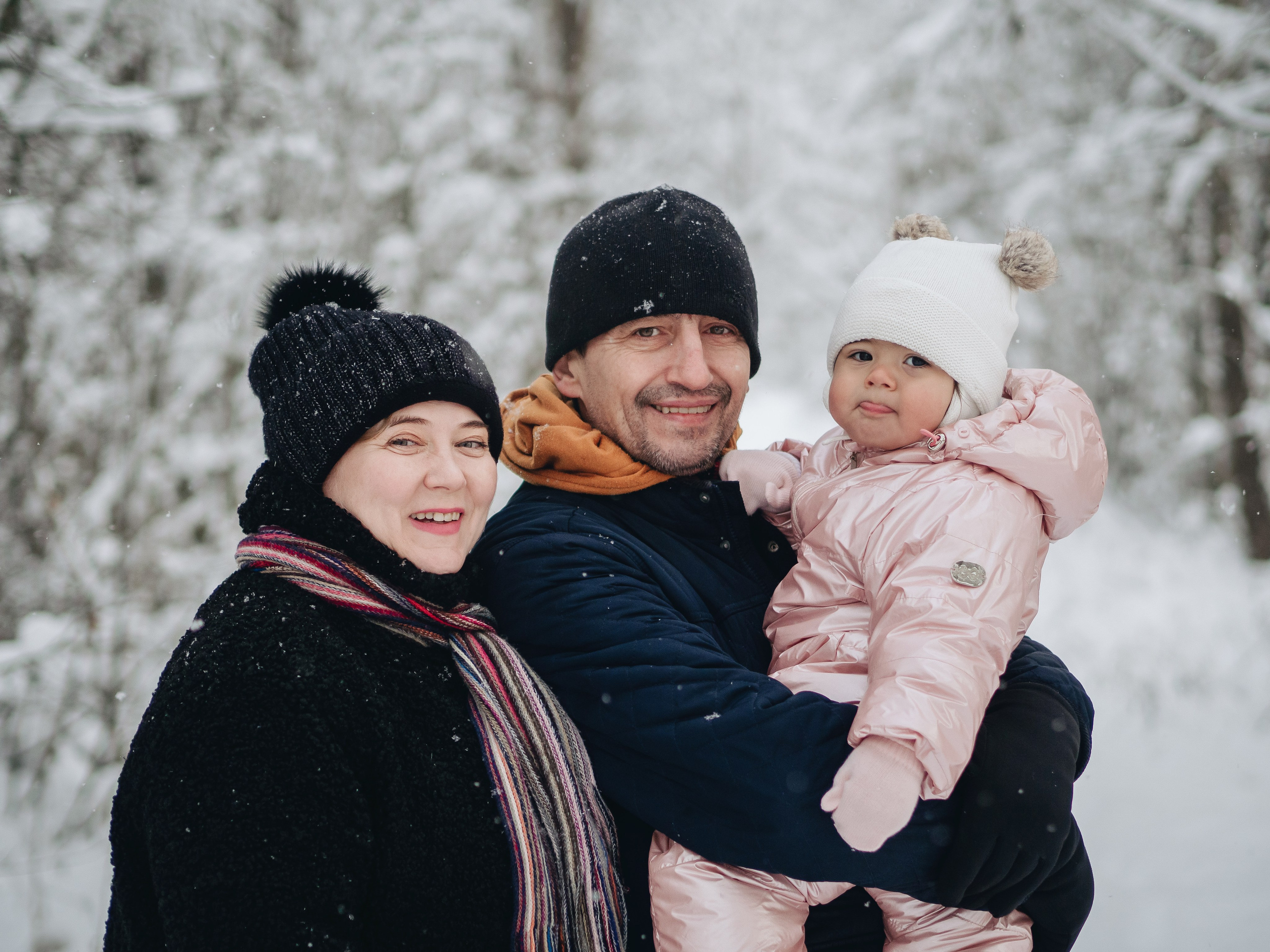 Lida & her family. Photographer in Los Angeles. Julia Ishmuratova