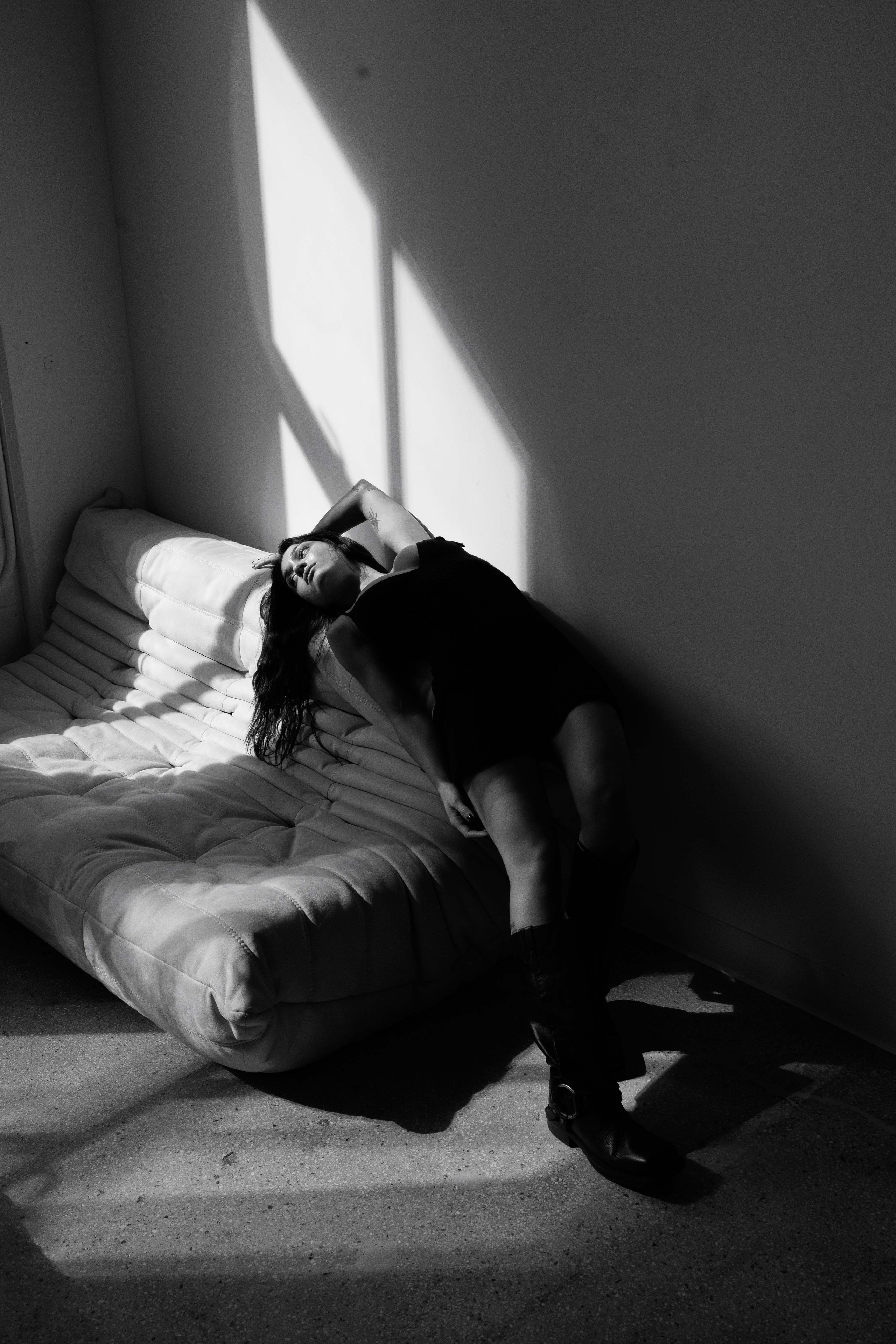 E. Rawnoir- Portrait photography by Daria Paliy.Timeless black&white portraits of women in NYC area