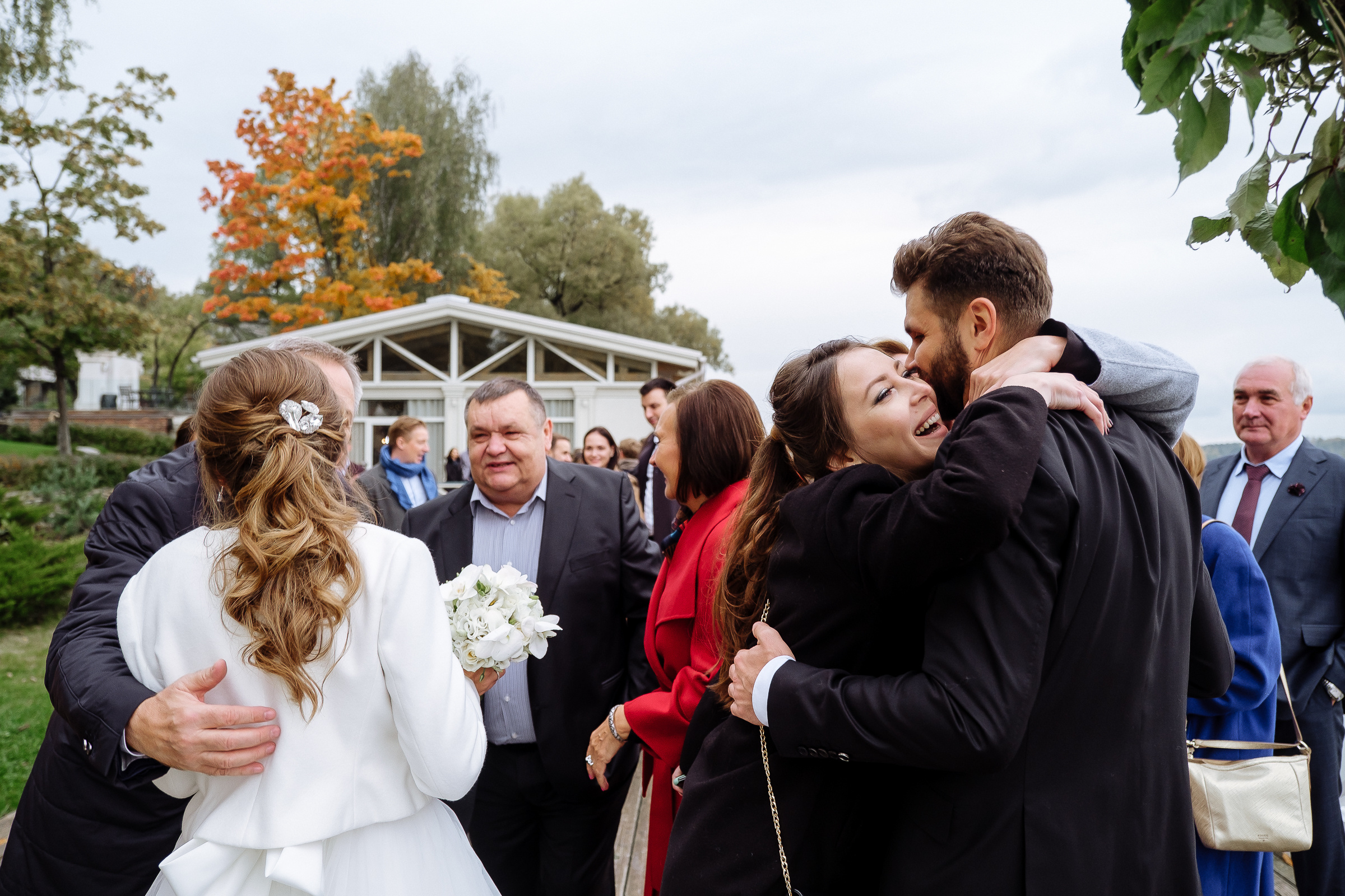 Family congratulations, by Tanya Bodgan, reportage wedding photography.
