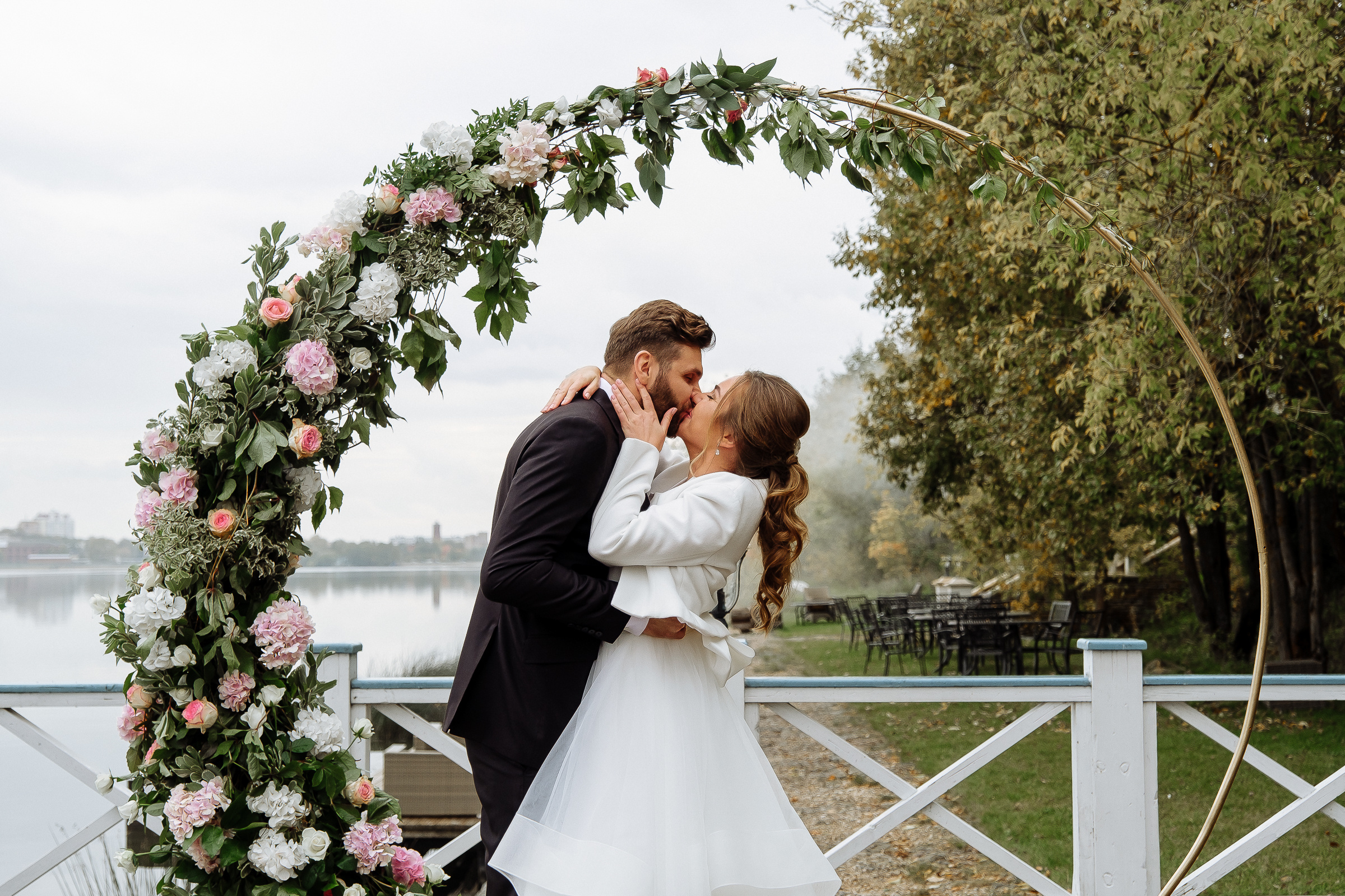 Couple’s first kiss, by Tanya Bodgan, Bude, Cornwall wedding photography.