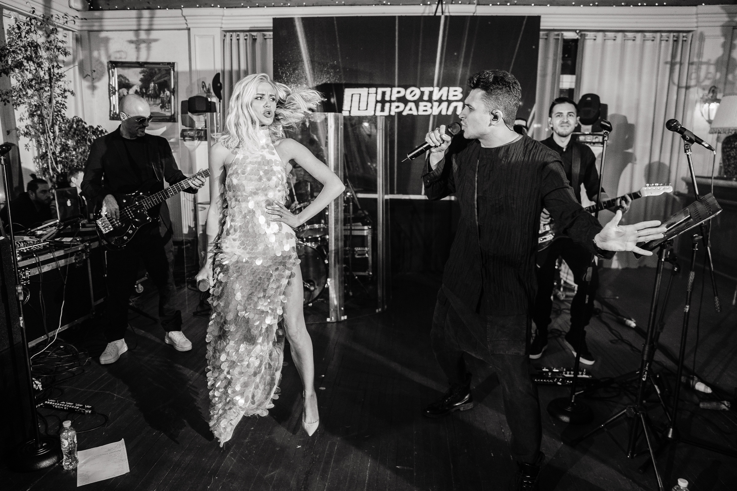 Dance floor singer, by Tanya Bodgan, Cornwall reportage wedding photographer.