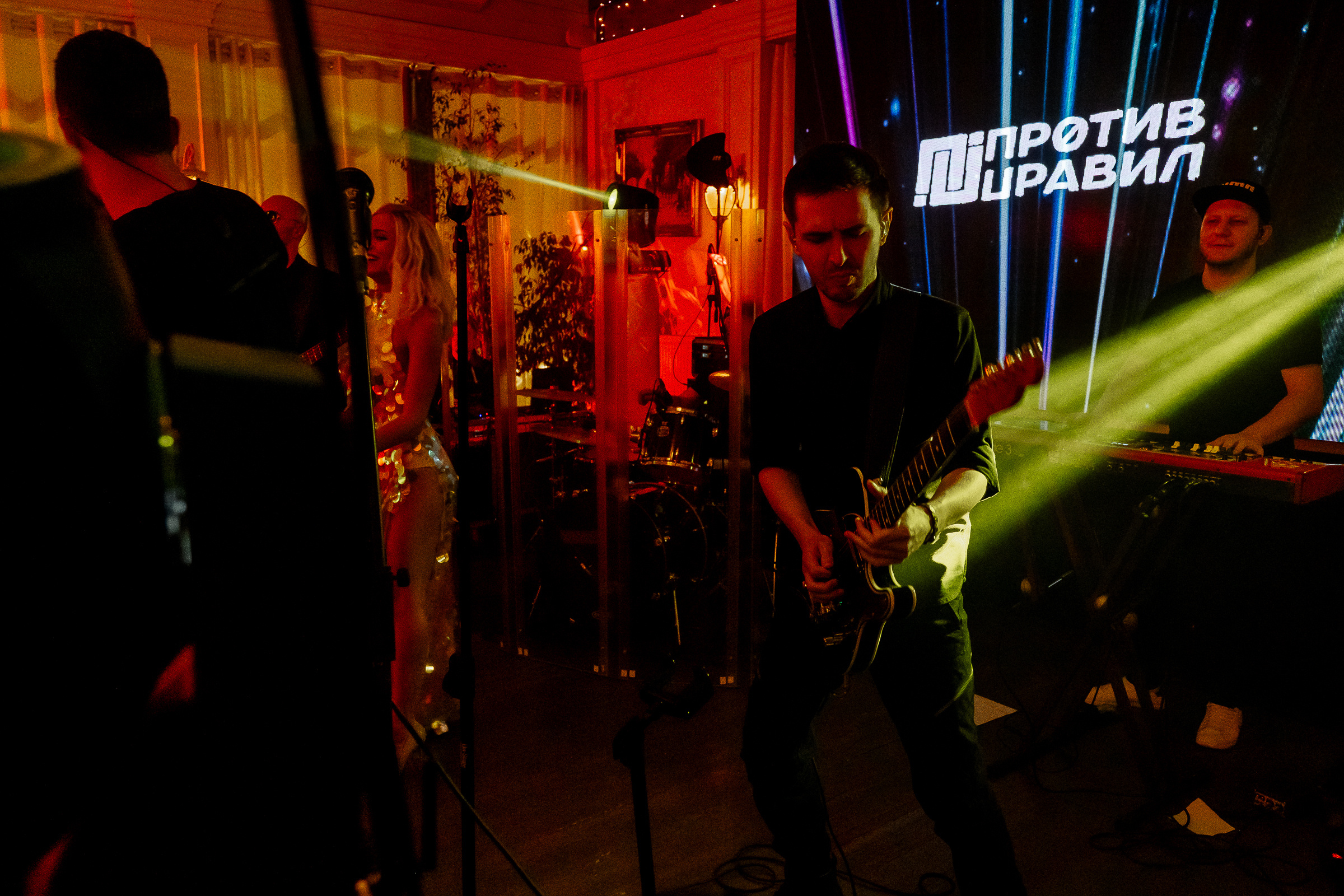Dance floor partying, by Tanya Bodgan, Cornwall reportage wedding photographer.