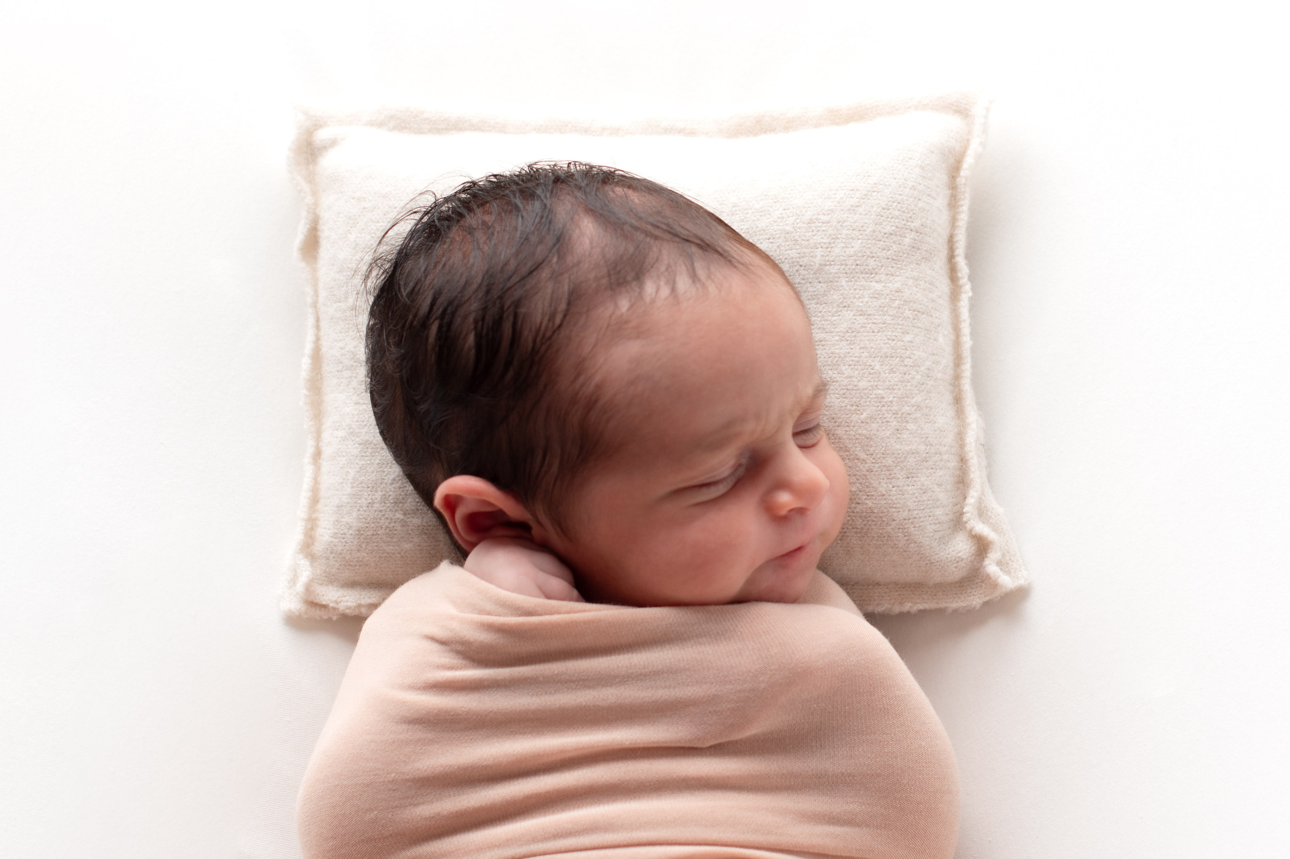 Nouveau-né. Photographe grossesse et nouveau-né a La Ciotat