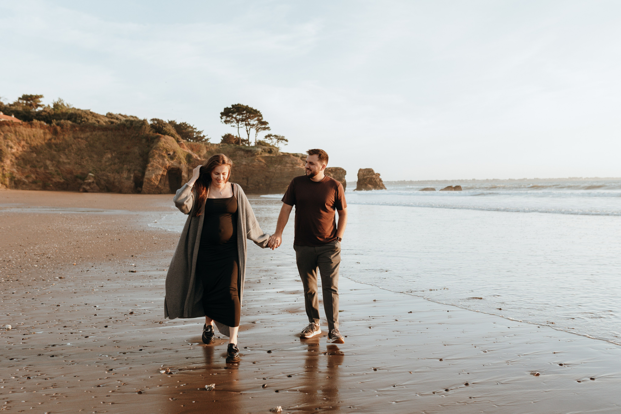 Sunset maternity photoshoot. Annah Louwagie — Lifestyle photographer for couples, families & brands | France & worldwide
