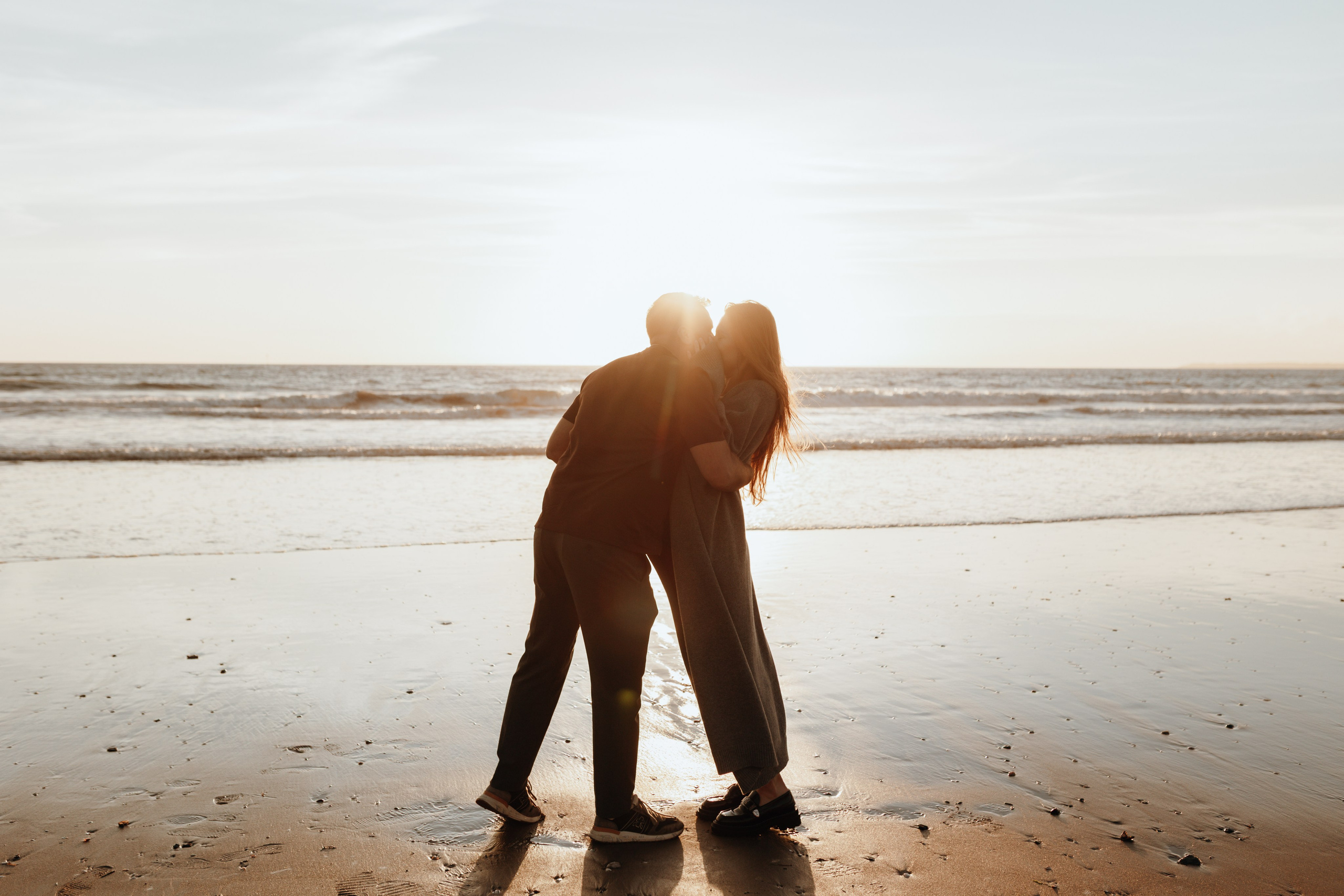 Sunset maternity photoshoot. Annah Louwagie — Lifestyle photographer for couples, families & brands | France & worldwide