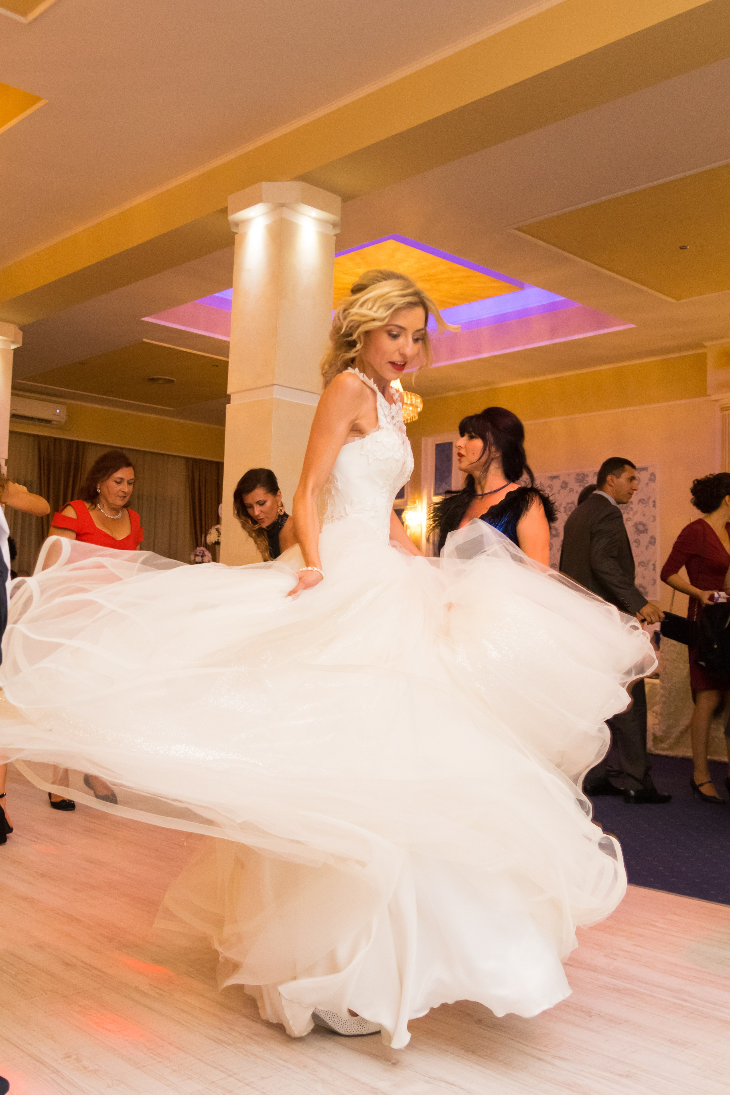 Photo session at home, wedding photos, Bucharest wedding photographer, wedding photos at home, bridal posing, customs, professional wedding photography, wedding preparations, bridesmaids.