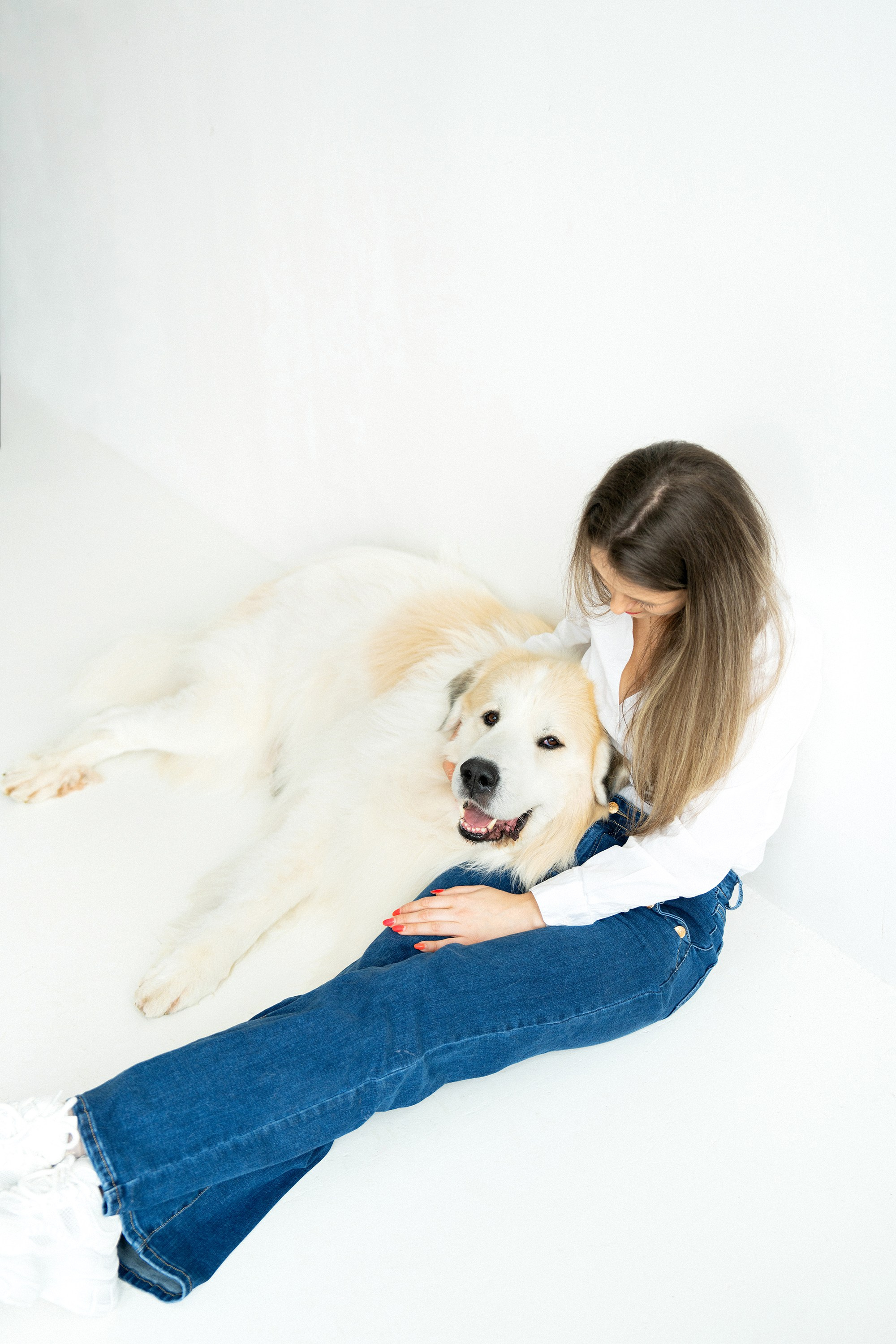 Poros ir jų šuns fotosesija studijoje Vilniuje. Vita Klimaševska ○ Fluffy Soulmate Photography