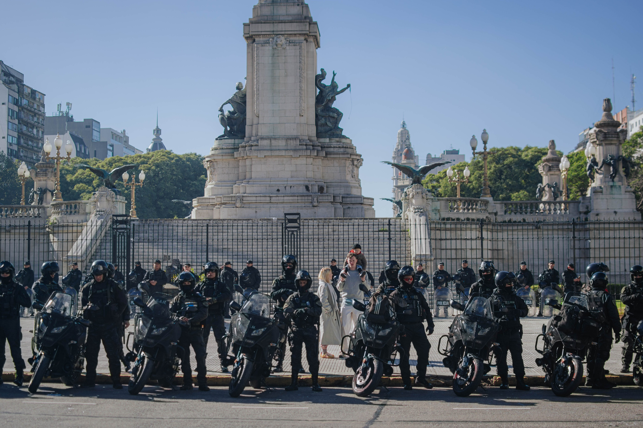 Family photo shoot. Buenos Aires. Photographer @elmirkami in the city of Buenos Aires