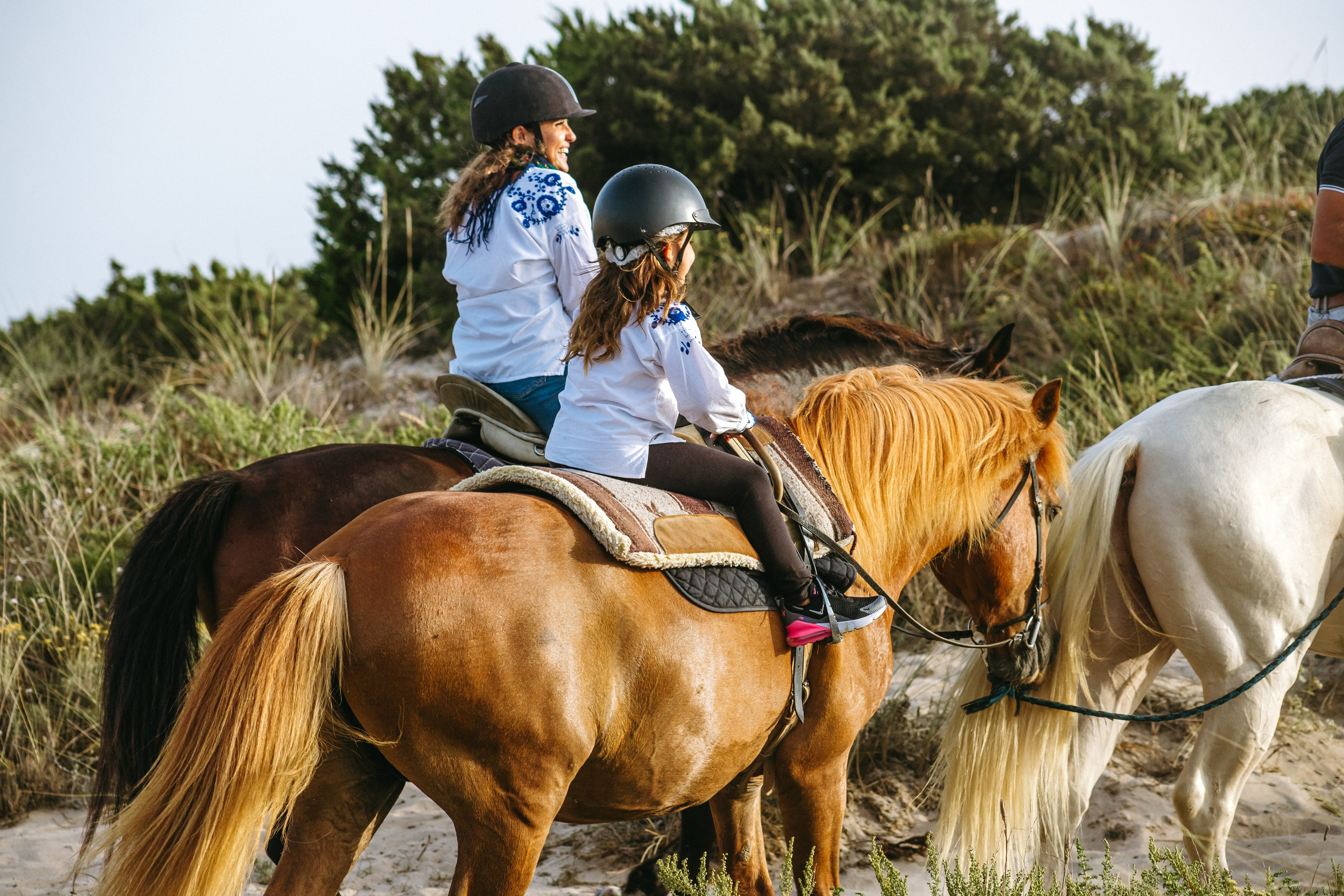 Marlene & Tiago com filhos. Passeios a Cavalo na Praia Peniche | Eco Salgados Agroturismo