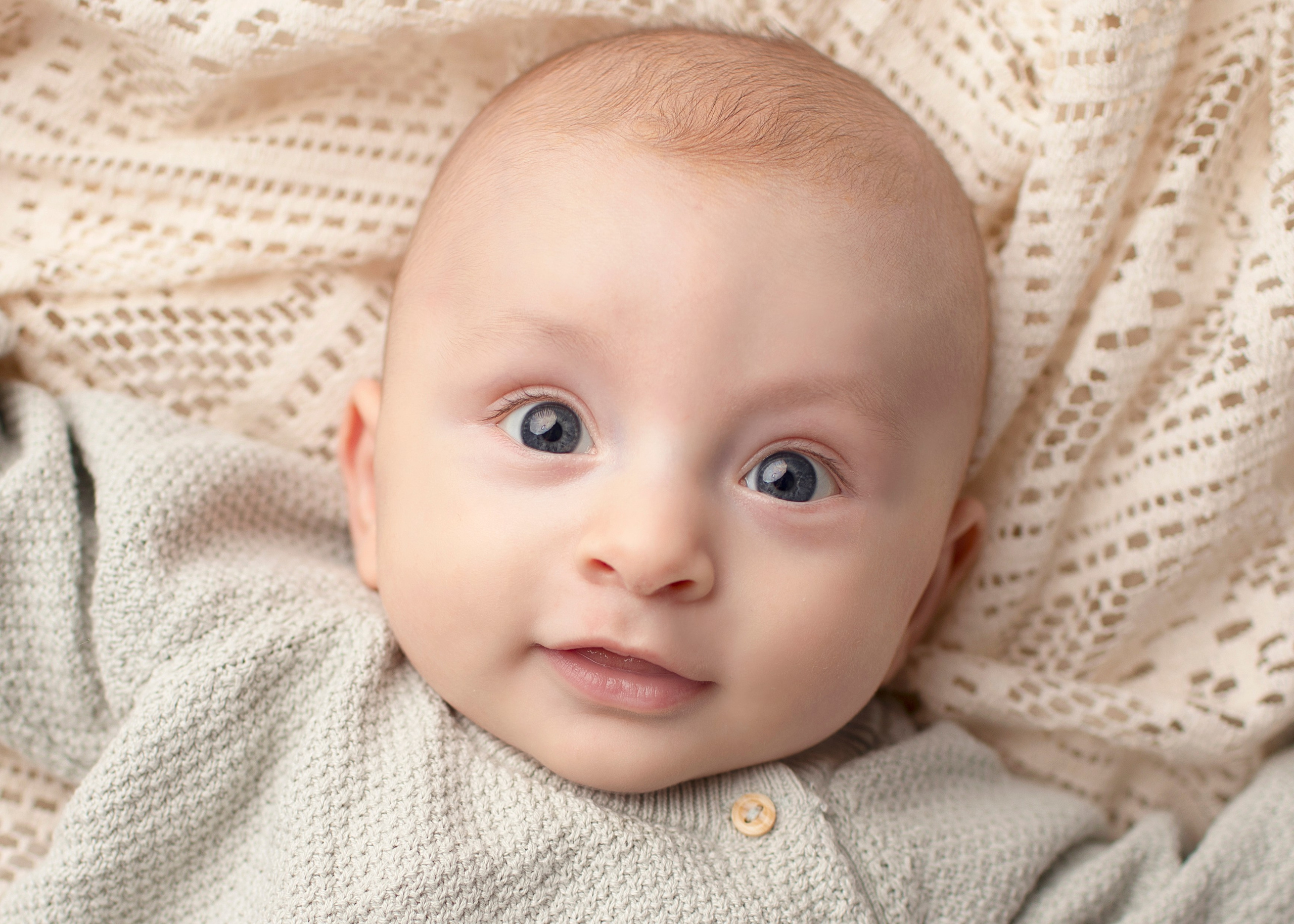 Vår fotostudio är perfekt för att dokumentera familjens glädje, med skratt och leenden från både barn och vuxna.