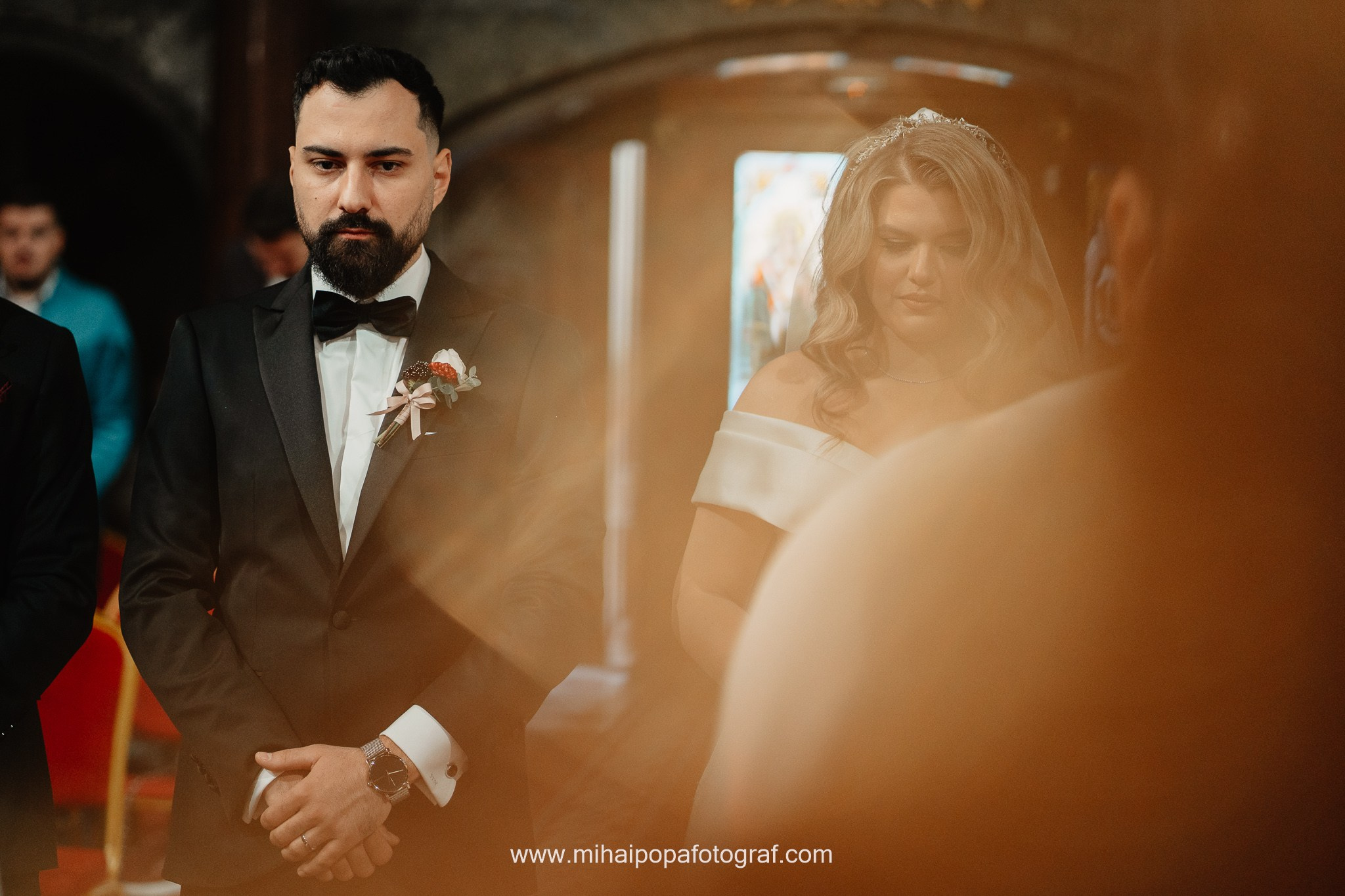 Moment emoționant între miri în ziua nunții, surprins într-un cadru natural și romantic, la Daimon Events. Fotografie de nuntă profesională, editată artistic pentru a evidenția emoția și eleganța evenimentului.