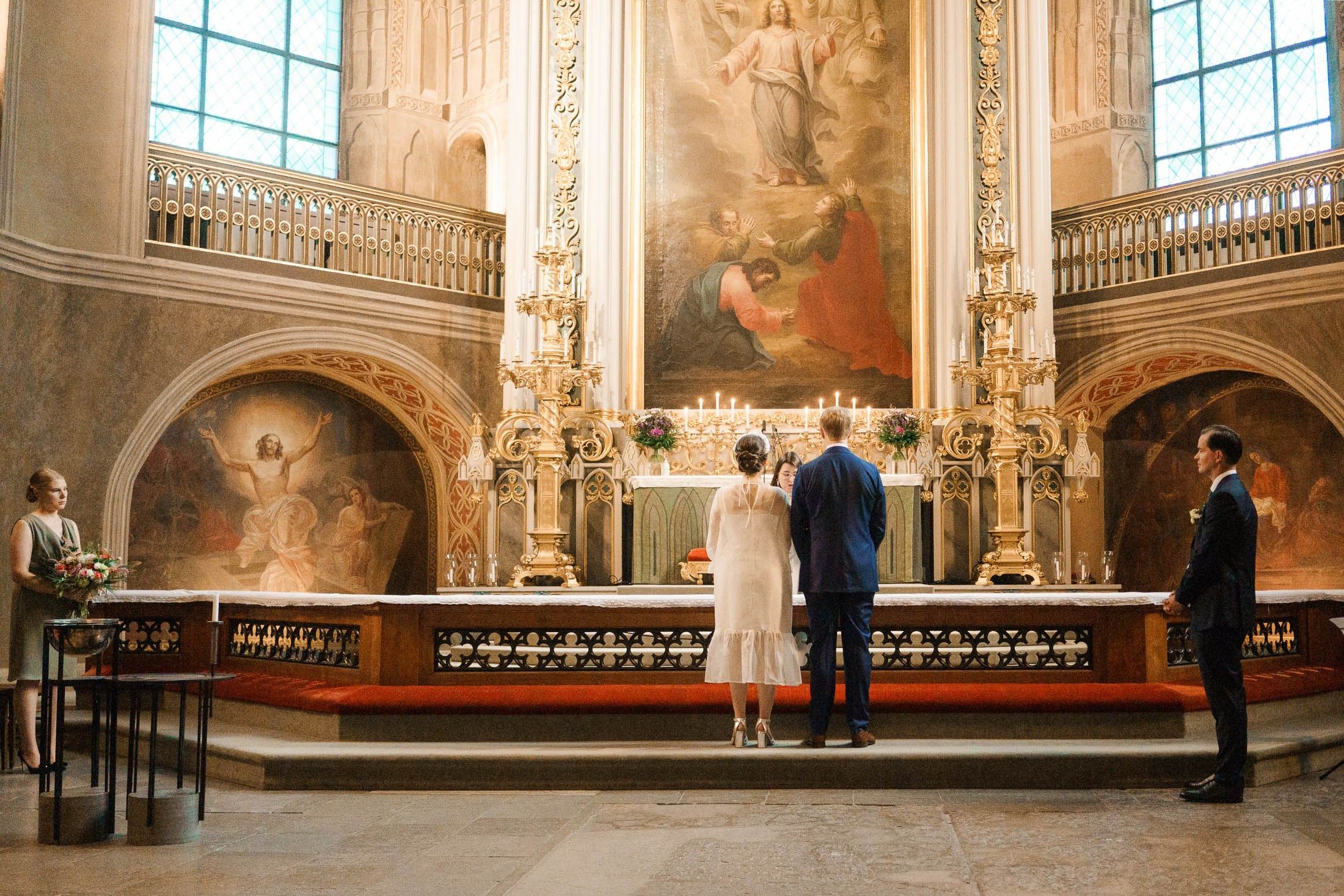 Morsian ja sulhanen seisovat alttarilla Turun tuomion kirkossa