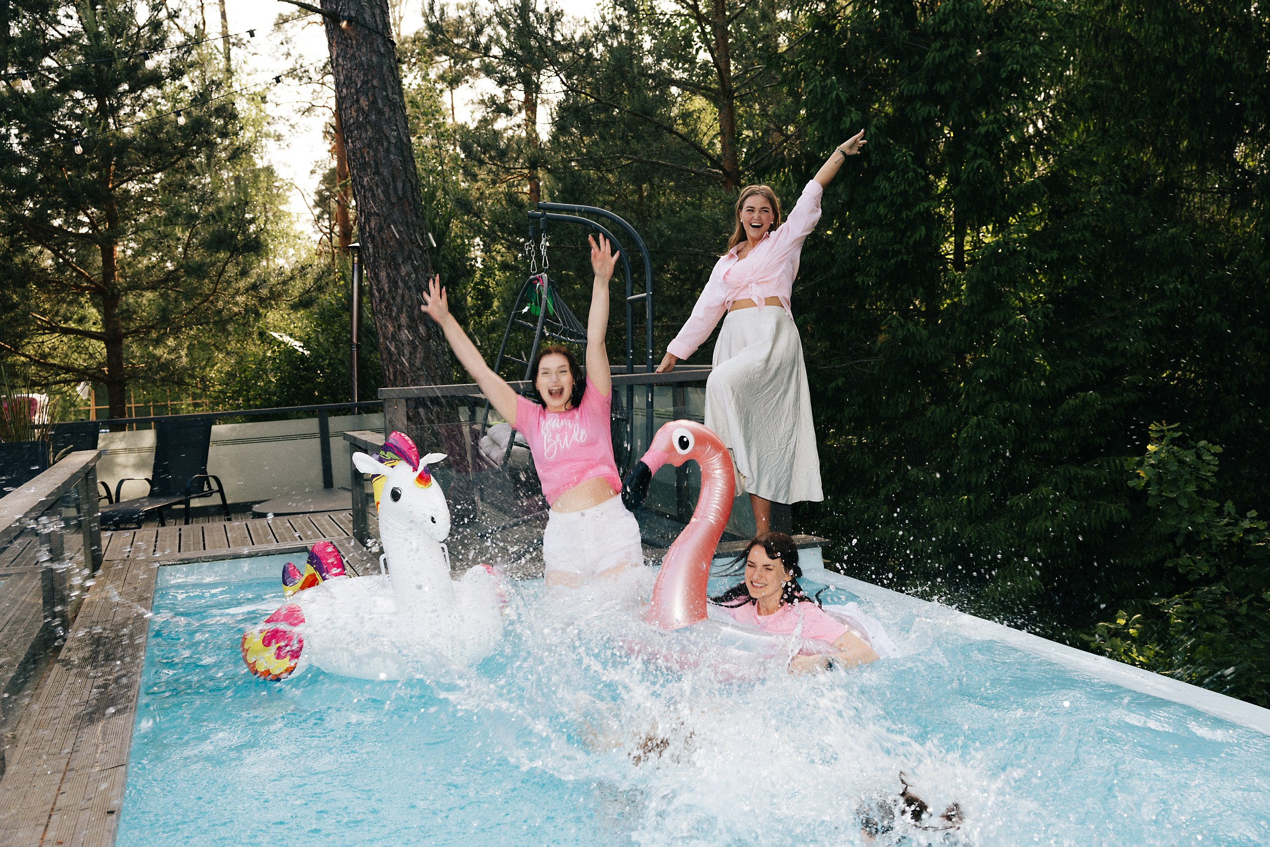 Яркая фотосессия девичника в Риге: розовые наряды и очки в форме сердца. Евгений Тимофеев | Свадебный и контент-фотограф и видеограф в Риге