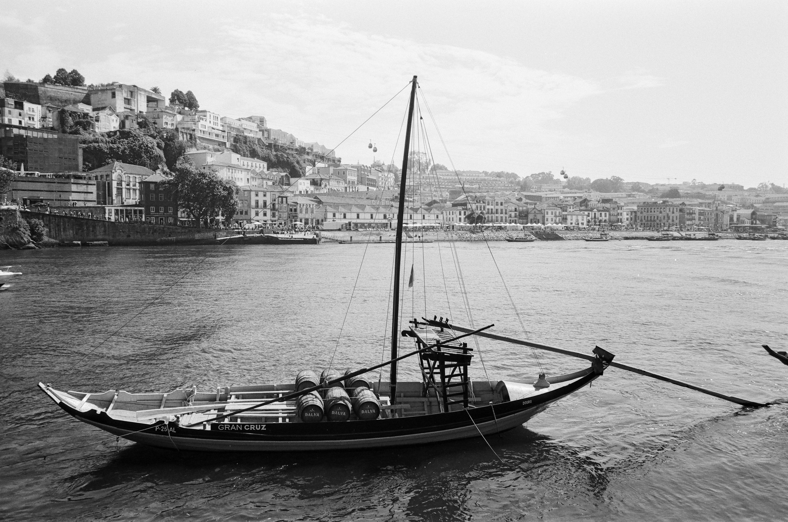 Traditionelles Rabelo-Boot auf dem Douro vor der Altstadt von Porto