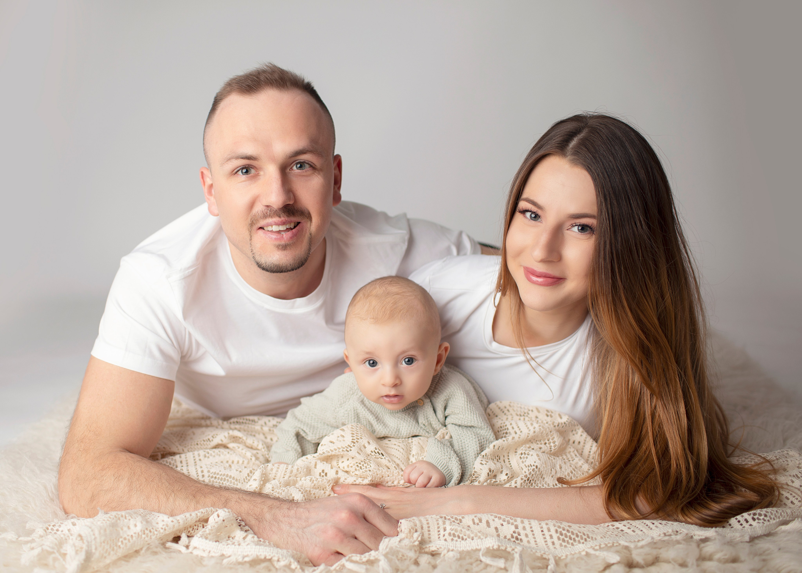 Låt vår fotostudio dokumentera er familjs speciella stunder med en fotosession som fokuserar på glädje och samhörighet.