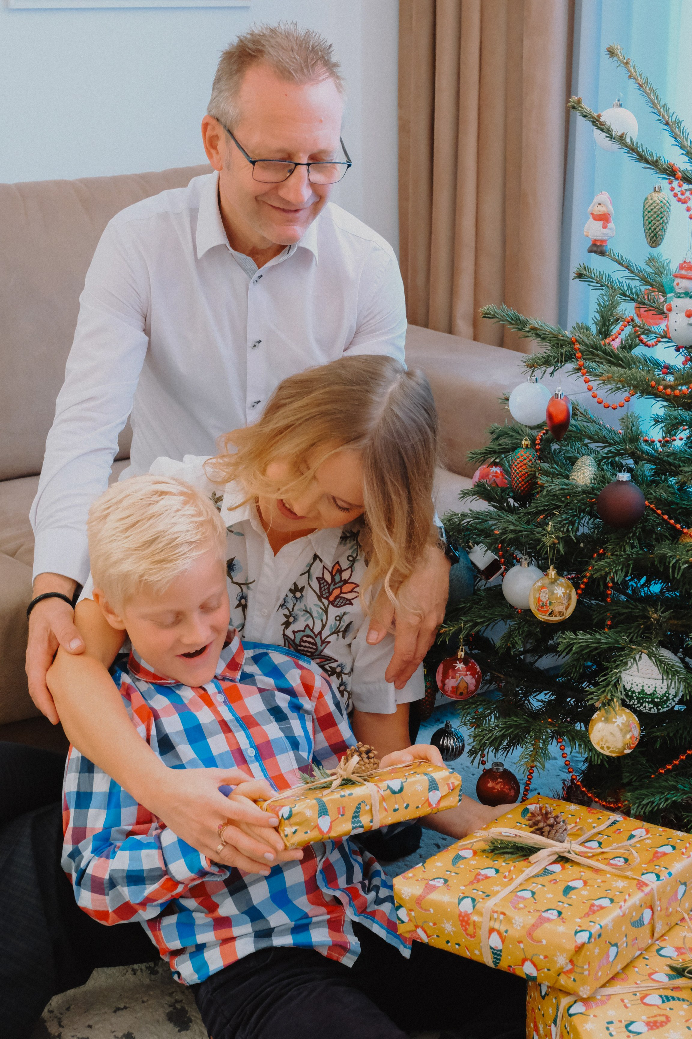 Sesión familiar en Navidad. Fotografía profesional en Calafell - Elena Medvedeva