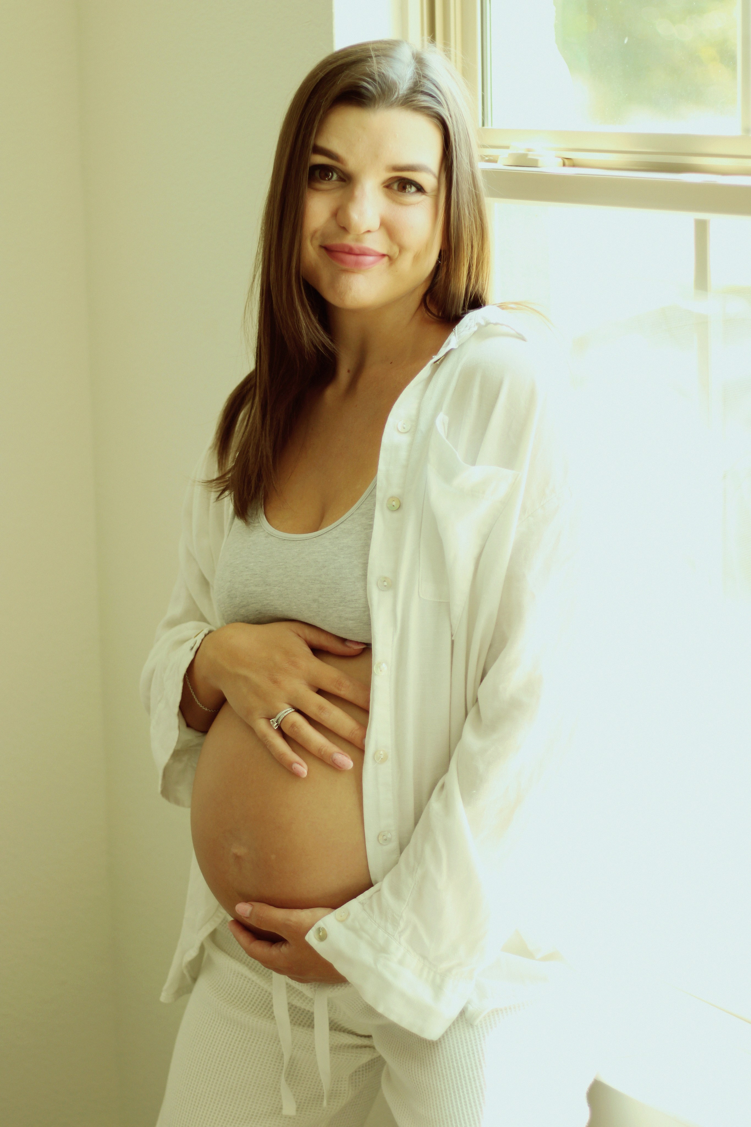 Maternity, Family & Pregnancy Photoshoot at Home. Lana Petrychenko — Portrait & Family Photographer. Valencia, Spain