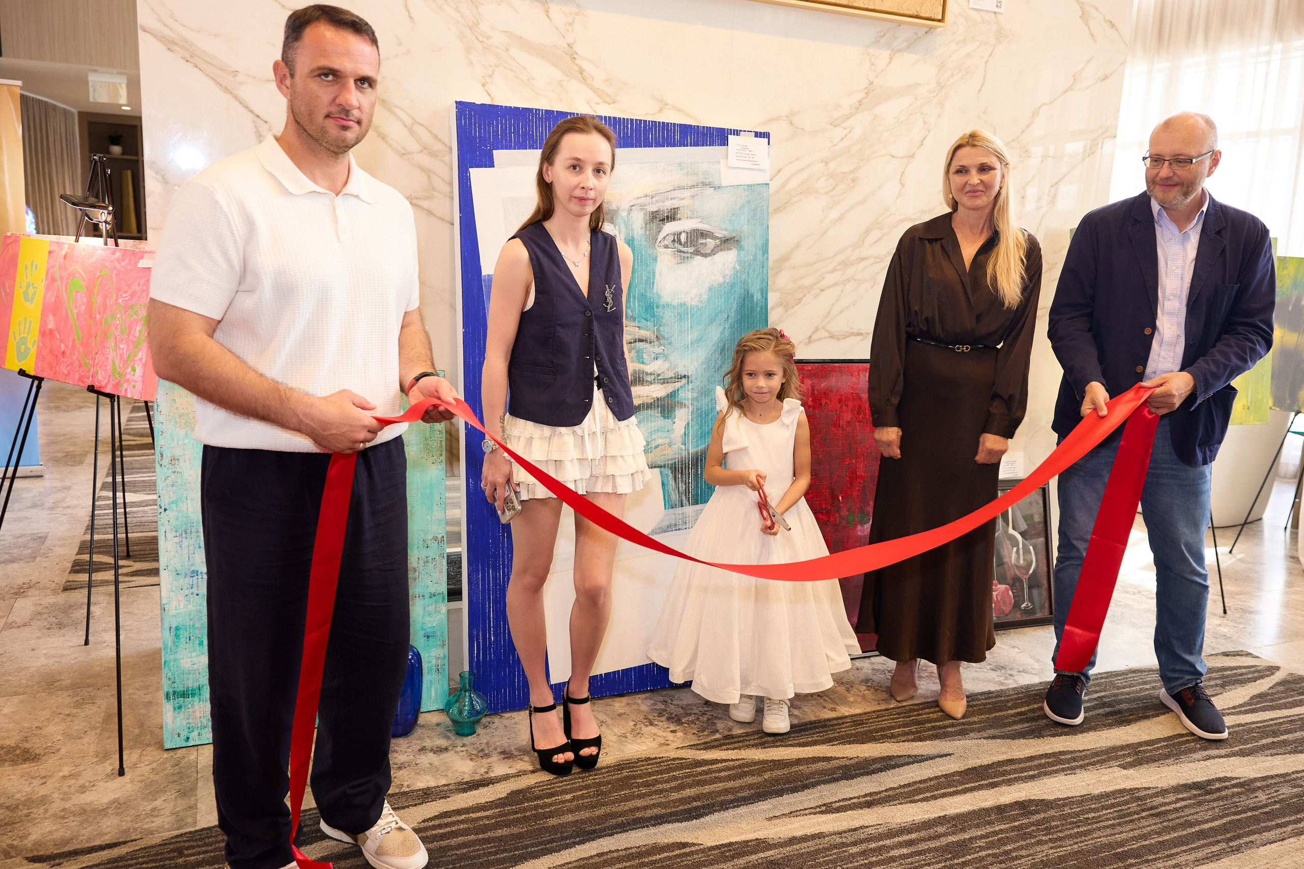 Авторская благотворительная художественная выставка Дианы Бортник. Фотограф Юлия Маковеева