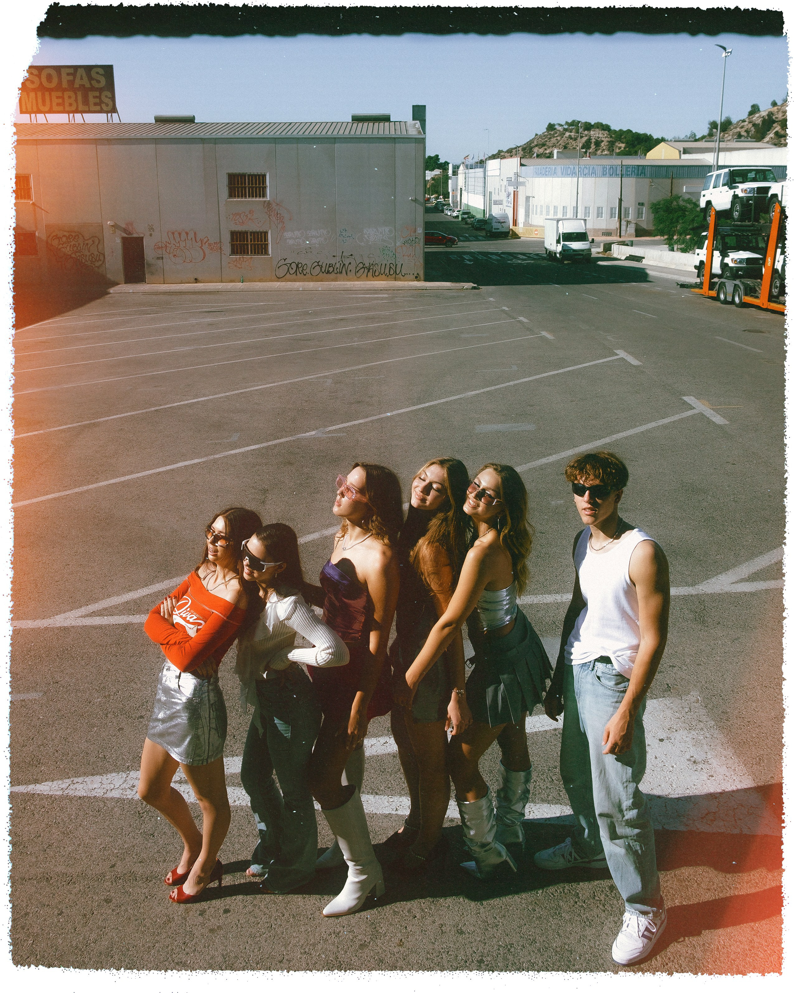 Фотограф в Гуардамаре: Стритстайл фотосессия подростков в стиле 2000-х