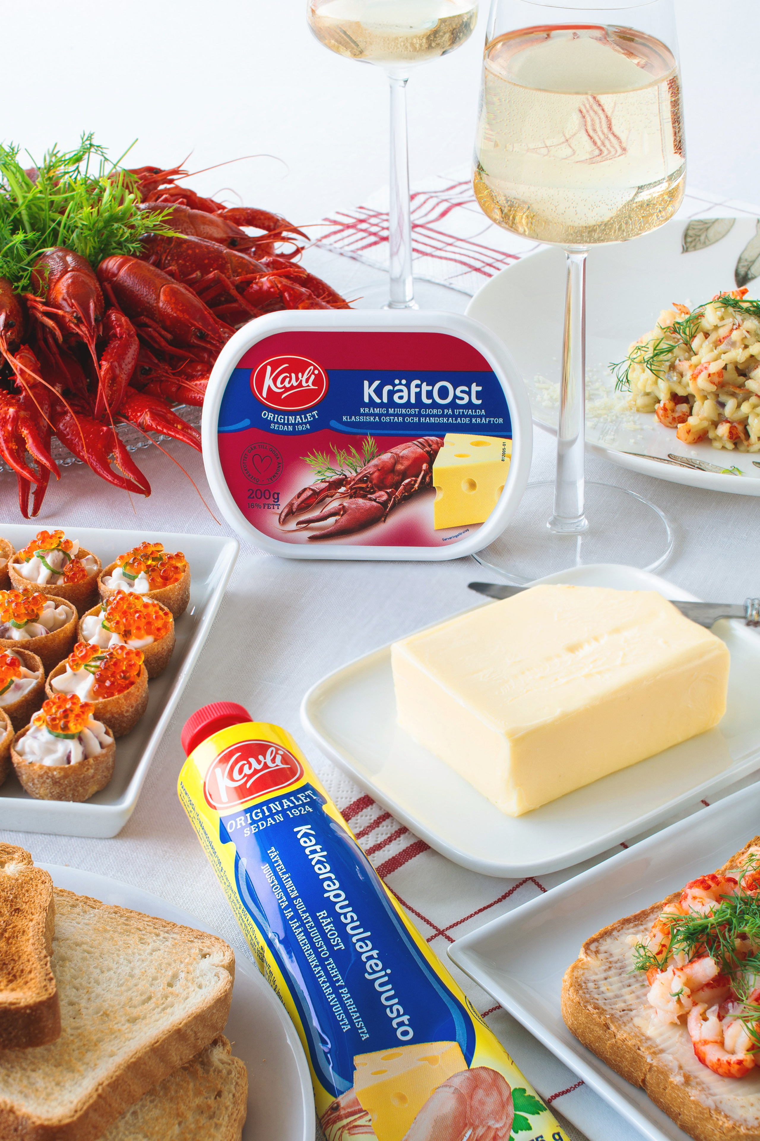 Rapujuhlien sesongin raikas ja kaunis pöytäkattaus herkullsilla tuotteilla ja juomilla. Esimerkki miten ruokakuvaus voisi näyttää. 