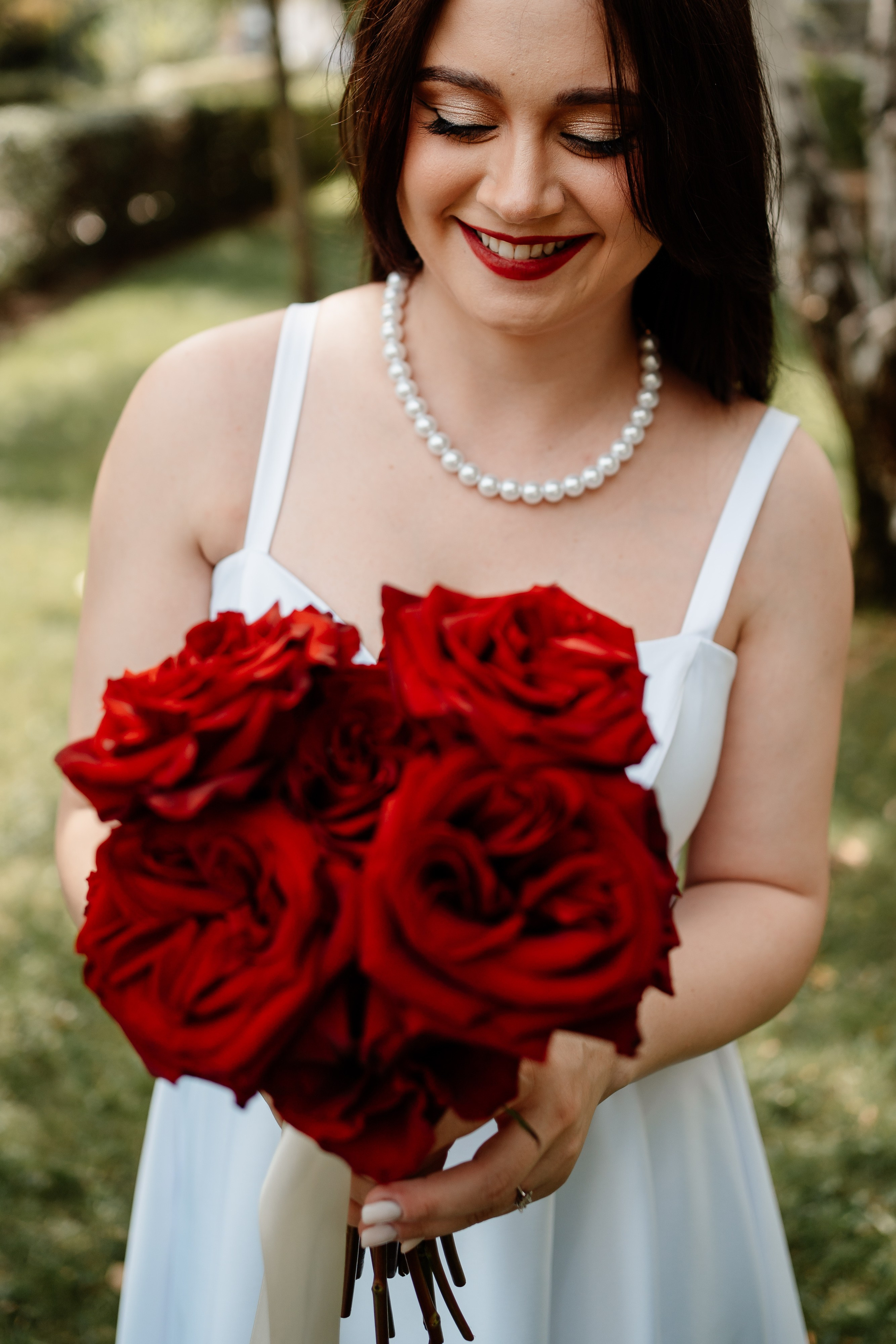 Miri fericiți în fața oficiului stării civile din Ilfov, celebrând începutul unei noi vieți împreună. Fotografie de cununie civilă, capturând naturalețea și bucuria momentului special.