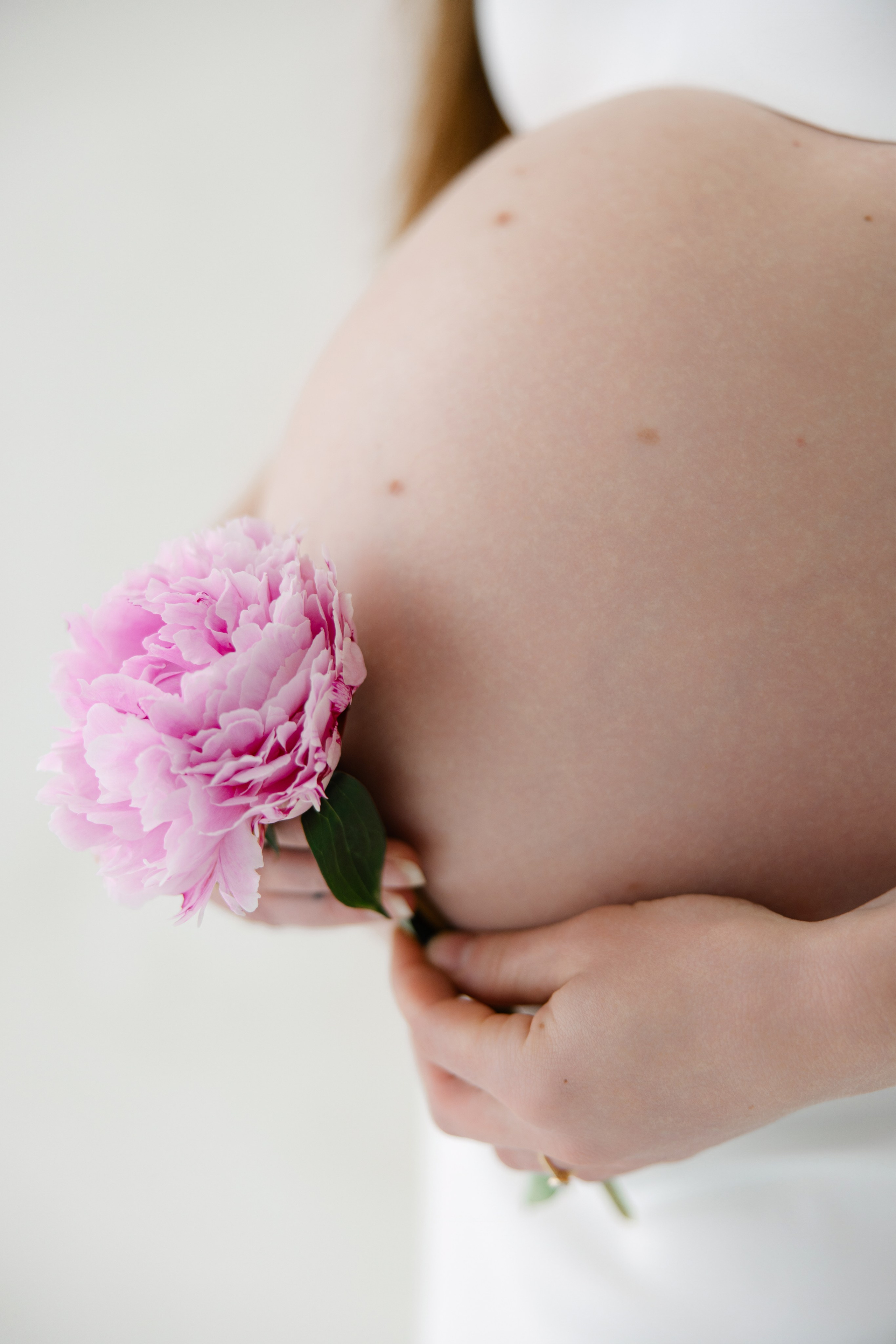 Moderne und minimalistische Schwangerschaftsfotografie in Zürich & Uster, Schweiz. Wedding and Family Photographer Switzerland and Italy. Valeria Diaz