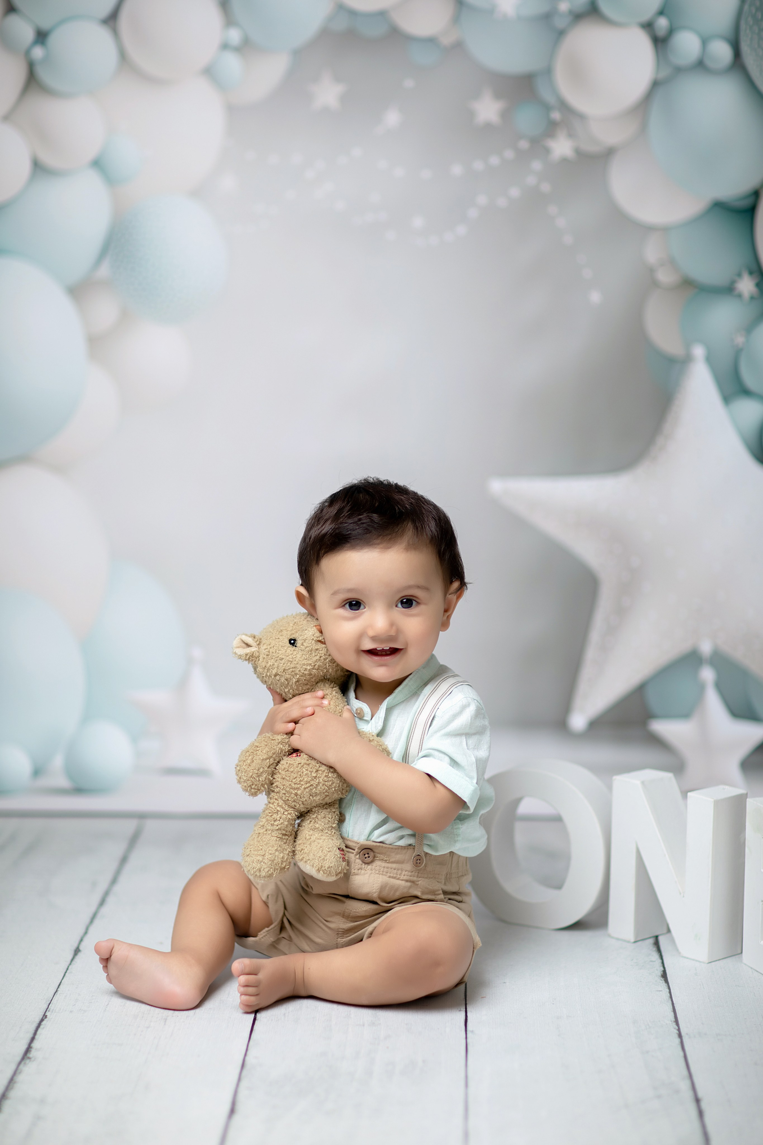 Fånga ditt barns första års milstolpe med en färgglad och glad fotografering som reflekterar deras födelsedagslycka.