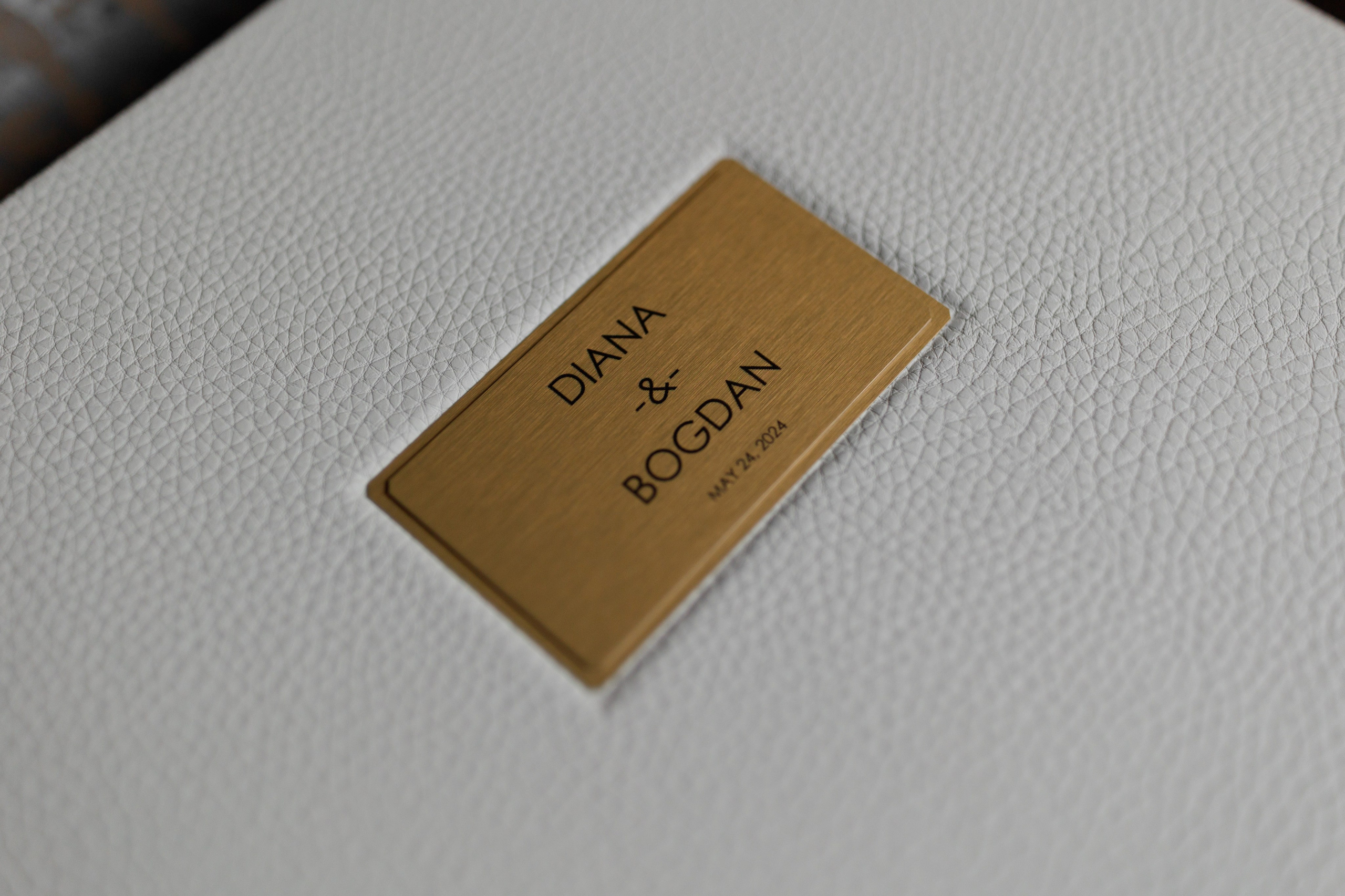 Albume de Nuntă cu Copertă din Eco-Piele Albă –  Eleganță, Lumină și Emoție. Scarlat Photography