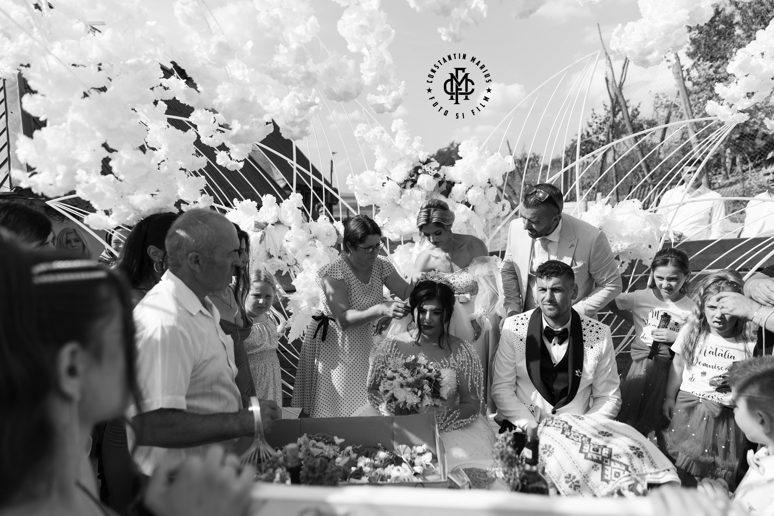 WEDDING PHOTOGRAPHY. DESPRE NOI