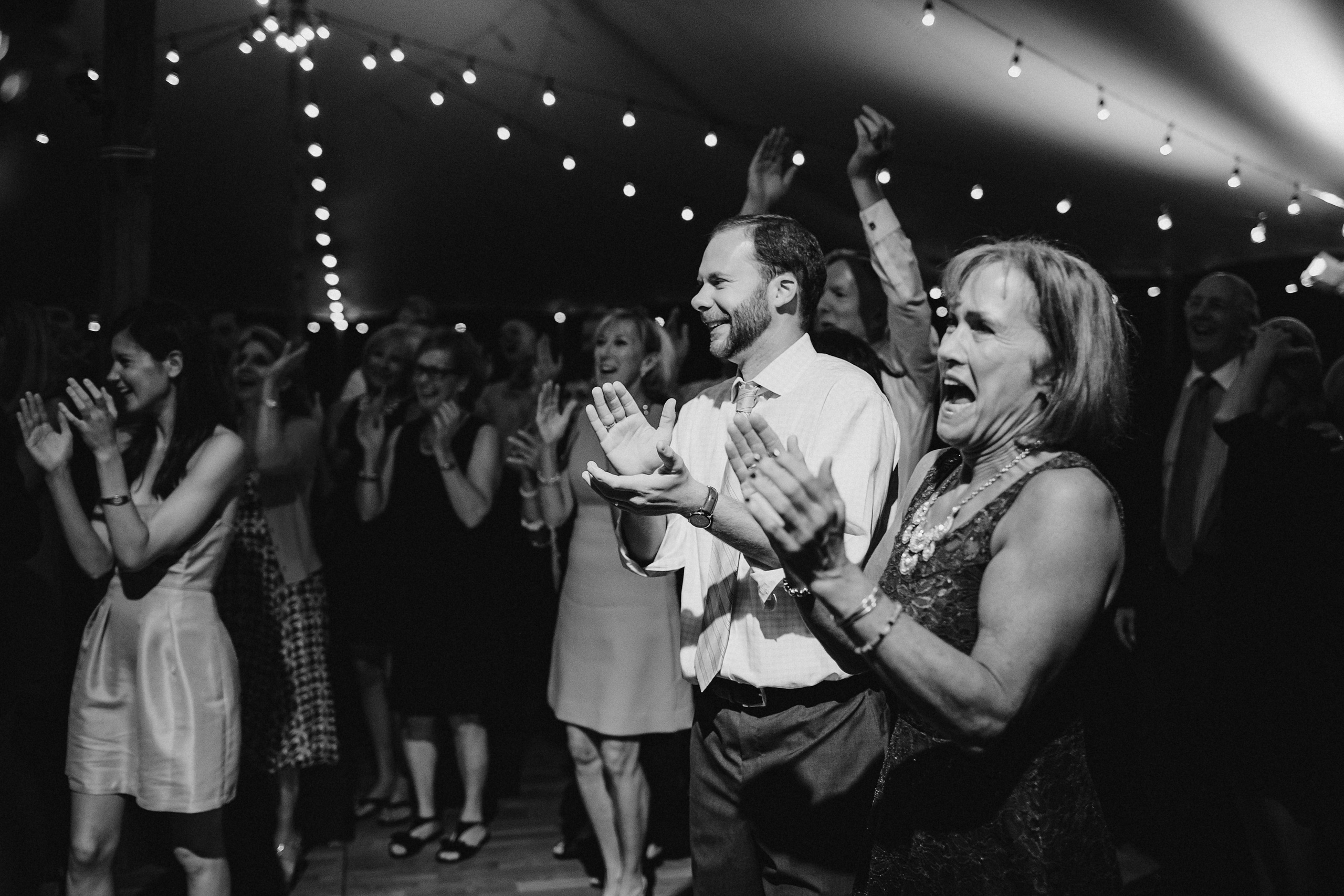 Фотограф в Ирландии Дублин свадьба гости аплодисменты улыбка смех фотки топ свадебных фотографов