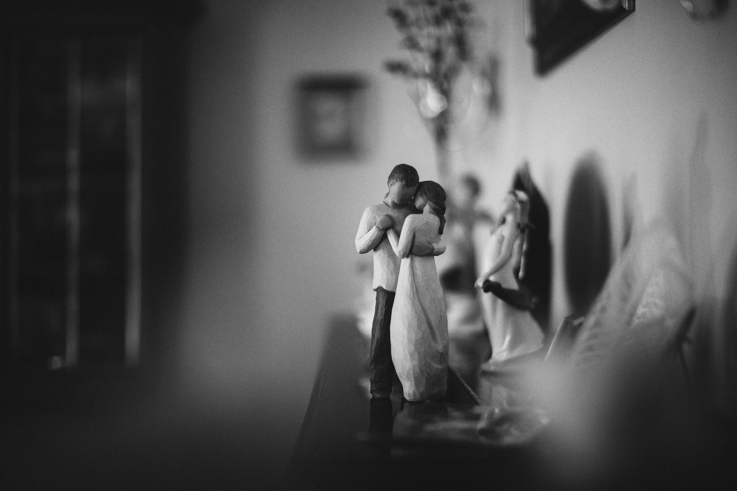 Фотограф в Ирландии чёрно-белая статуя фигурка  пара влюбленные