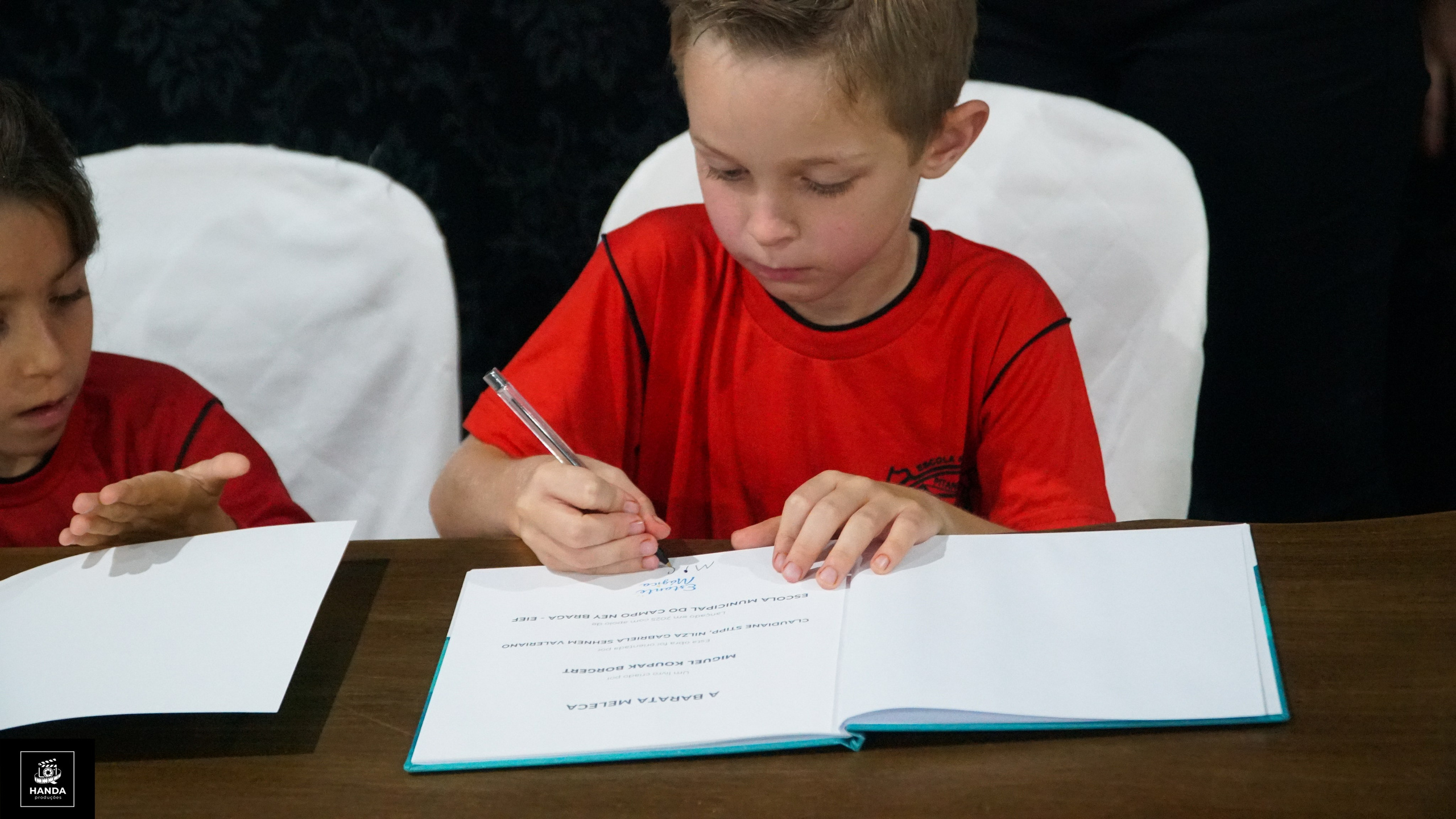 Noite autógrafos colégio Aurélio Buarque de Holanda. Handa Produções