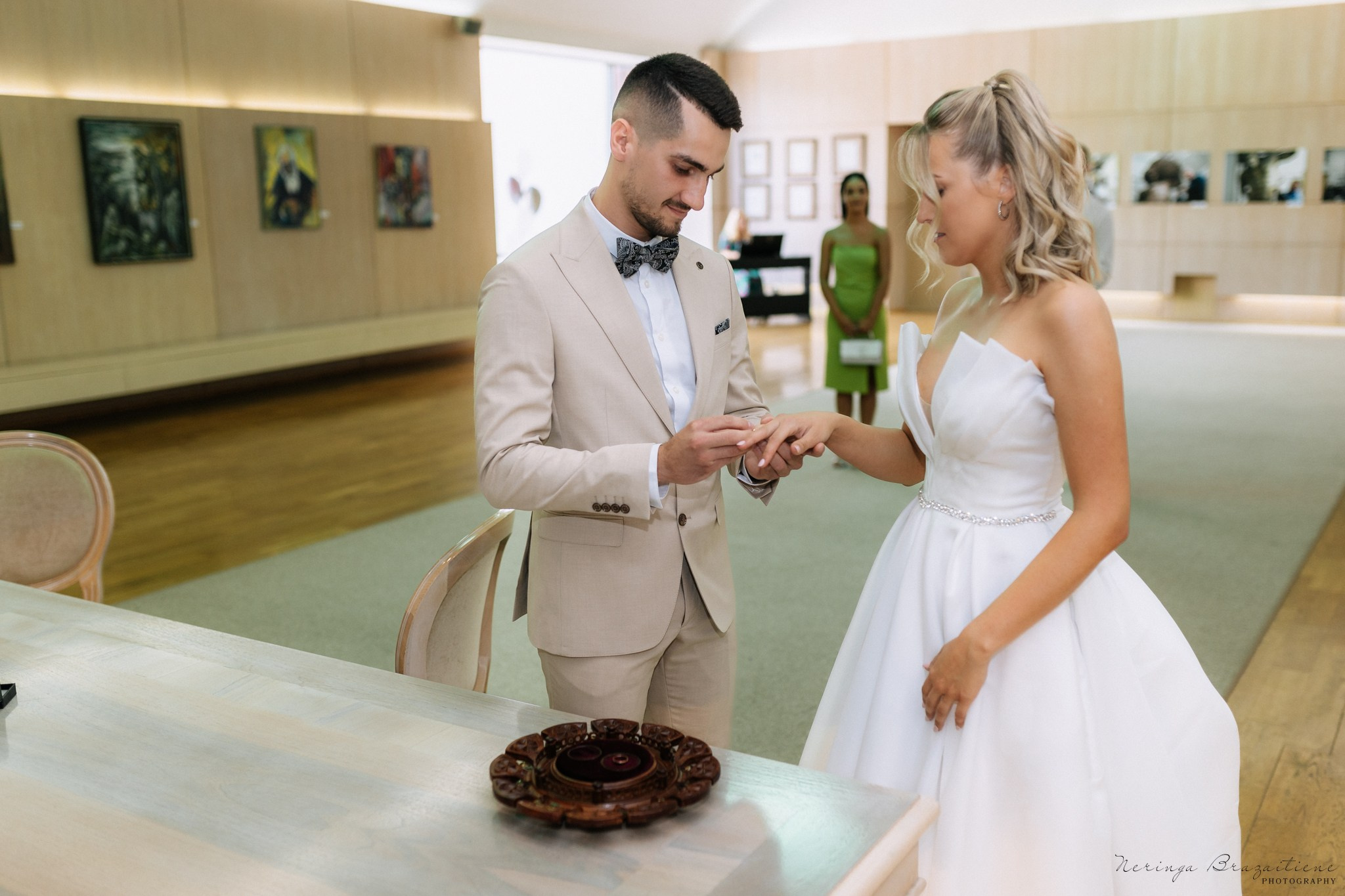 Vestuvinė fotosesija Kaune, Vienybės aikštėje, prie Lietuvos banko