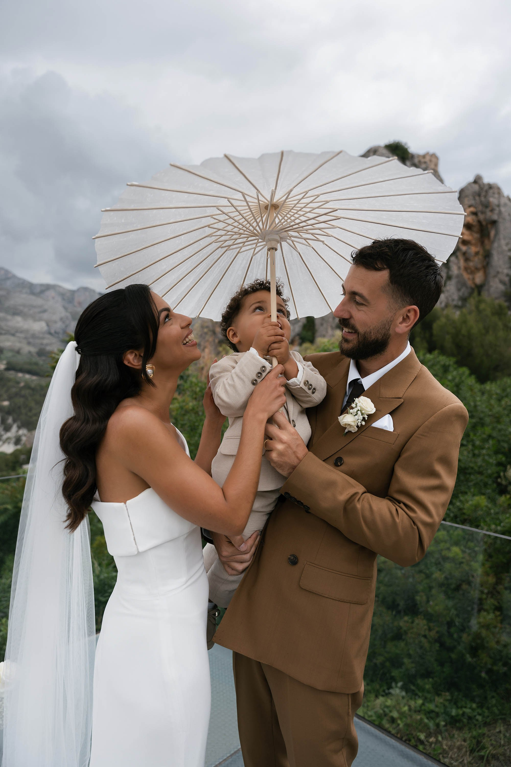 Sarah and Theo — VIVOOD. Fotógrafos de bodas de destino y creadores de contenido con base en España