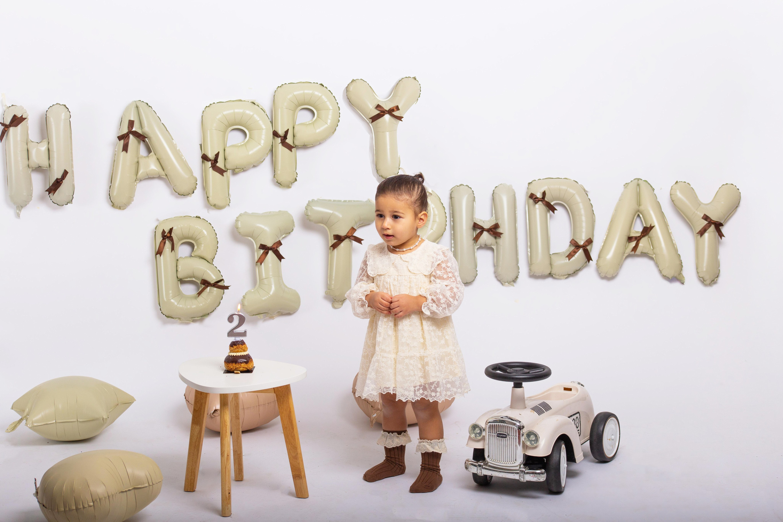 Photo portrait bébé 2 ans souriant en studio professionnel